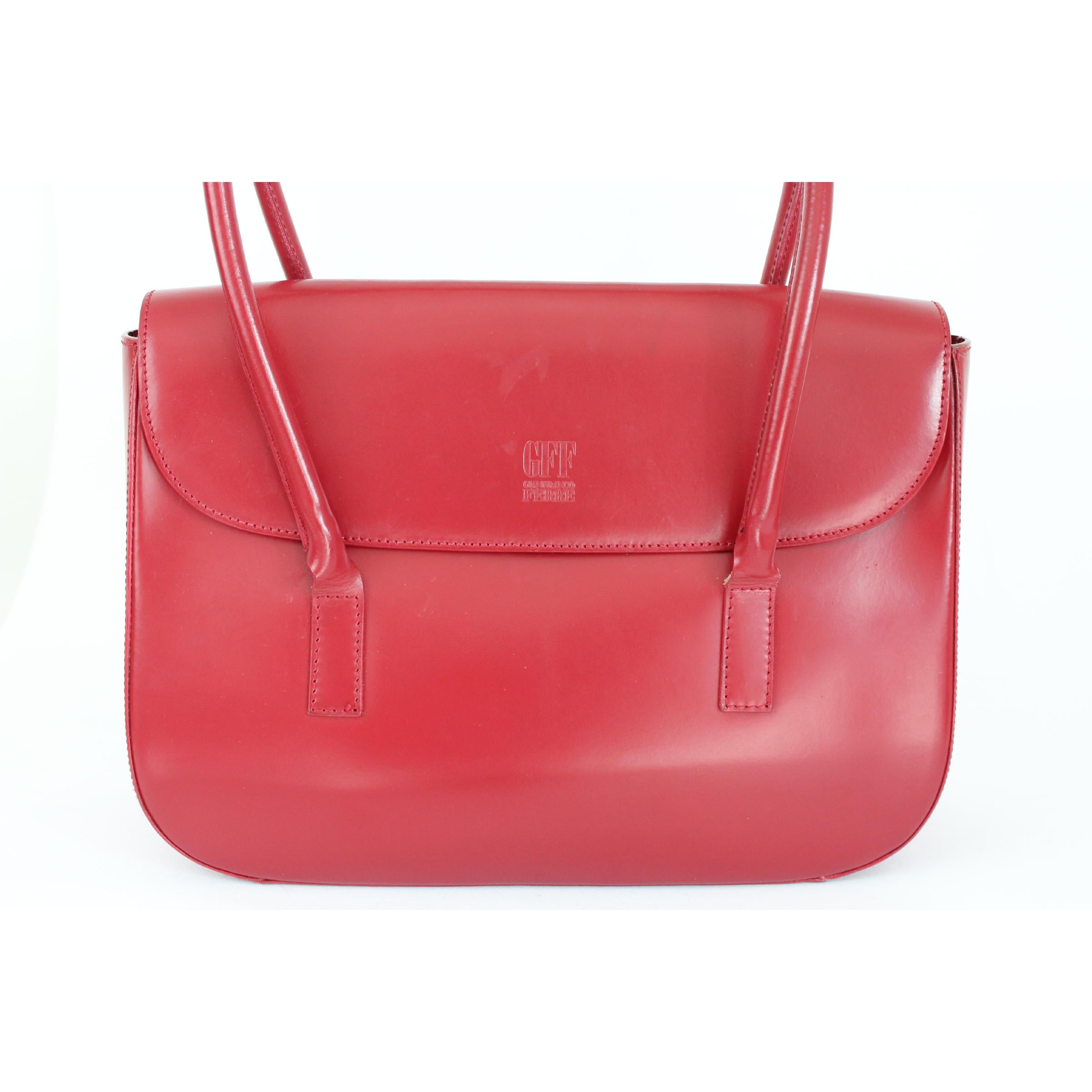 Gianfranco Ferre vintage shoulder bag, red, in 100% leather. Inside pocket. Clip closure. 1970s. Made in Italy. Excellent vintage conditions.

Height: 25 cm
Width: 33 cm
Depth: 10 cm