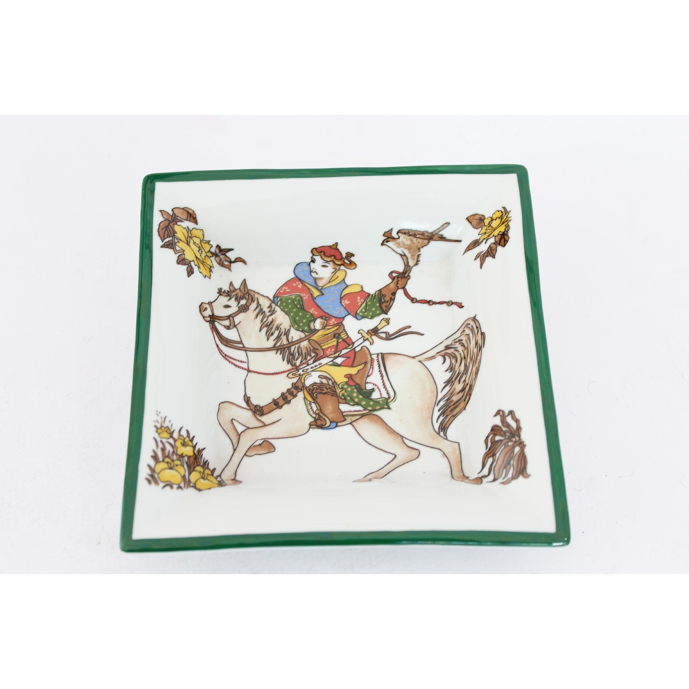 Salvatore Ferragamo vintage ashtray, white color with green border, made in porcelain. Depicted a person on horseback. Felt on the back.
Made in Italy. Excellent vintage conditions.

Measures: 13 x 13 cm