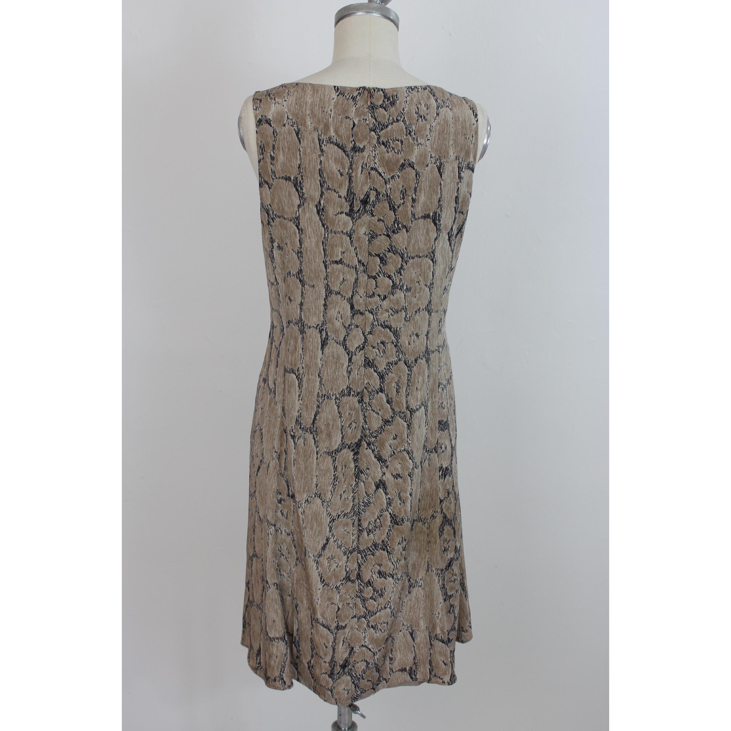 Krizia long dress for women vintage, beige and black with abstract designs, 100% silk. Sleeveless. Made in Italy. Excellent vintage conditions.

Size: 44 It 10 Us 12 Uk

Shoulder: 44 cm
Bust / Chest: 50 cm
Length: 100 cm