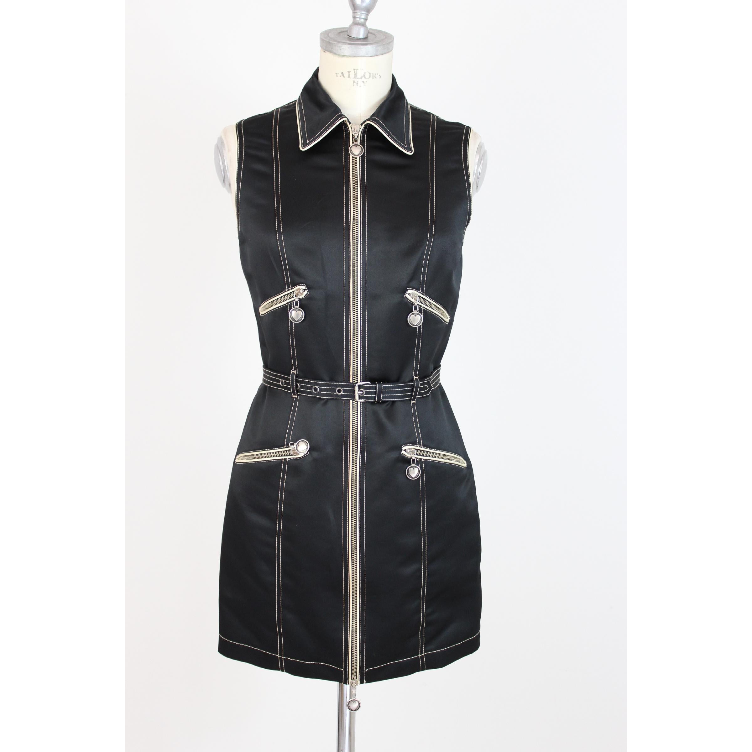 Moschino Jeans dress, black with beige stitching, 100% polyester. Short sleeveless dress with long closing all zip dress, waist belt, two chest pockets and two on the sides. Very good conditions.

Size: 42 It 8 Us 10 Uk

Shoulders: 42 cm
Bust /