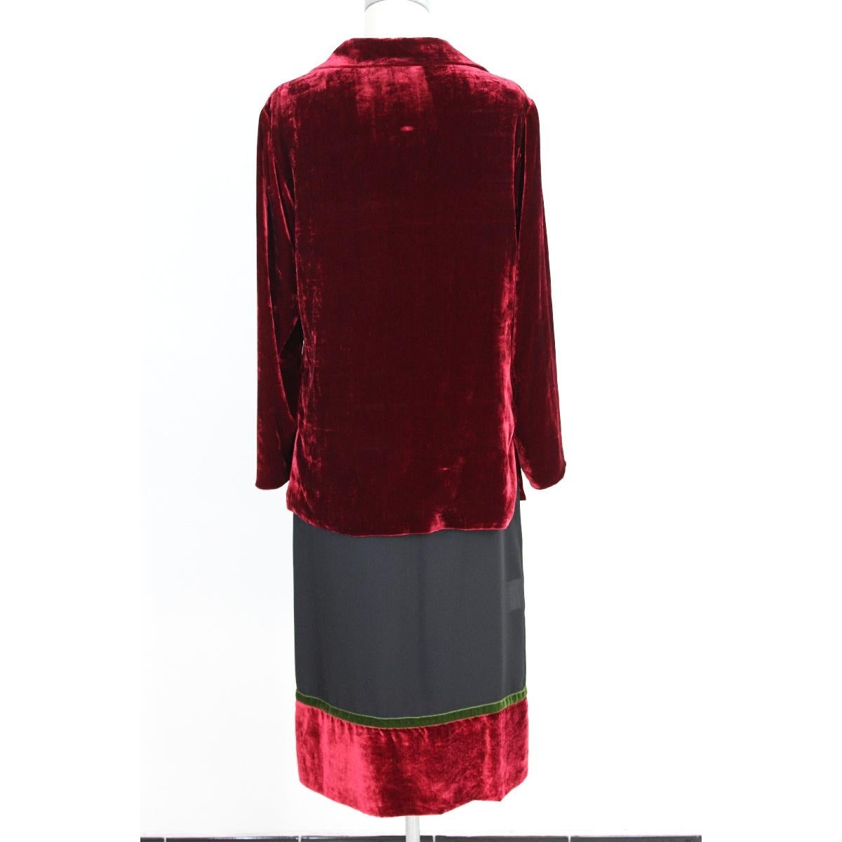 Burberry London Skirt suit. Jacket in red velvet lined. Black skirt with red and green velvet band, lined. Italian size 42. New with label. Made Italy.

53% 47% viscose acetate

Size 42 It 8 Us 10 Uk

Shoulders: 42 cm
Length: 79 cm
Bust / Chest: 51
