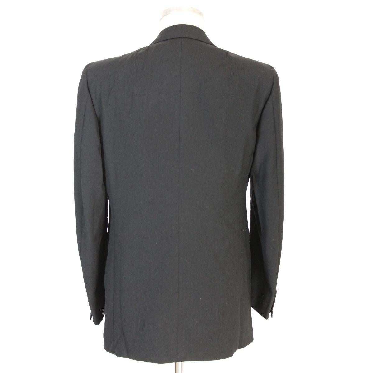 Brioni smoking vintage, black wool jacket, 1980s. Reverse in satin and on the pockets. Double-breasted made in Italy, size 50. New with label.

Size 50 It 40 Us 40 Uk

Shoulder: 50 cm
Bust / chest: 52 cm
Sleeves: 62 cm
Length: 82 cm