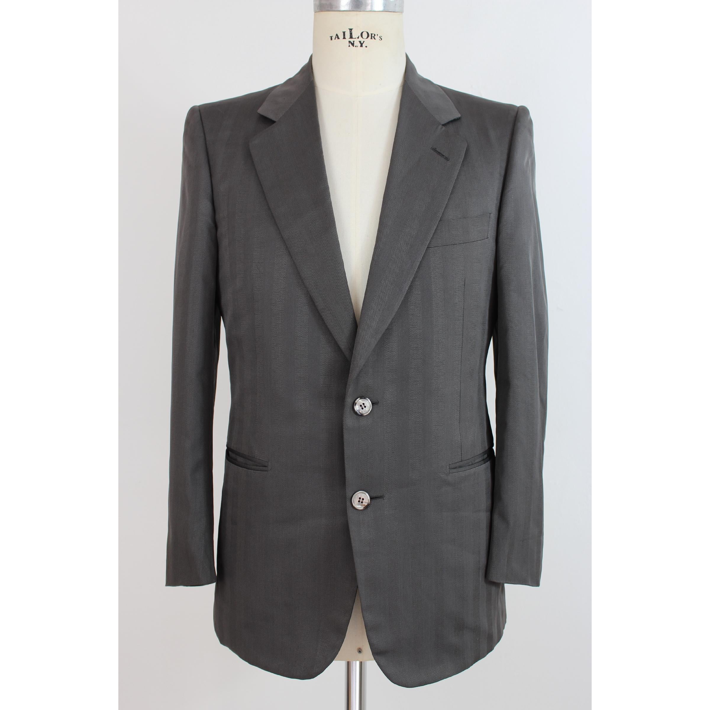 Christian Dior Monsieur vintage men's jacket, 1980s, 100% silk, light gray color. Mother of pearl buttons. Made in Italy. Excellent vintage conditions.

Size: 46 It 36 Us 36 Uk

Shoulder: 46 cm
Bust / Chest: 50 cm
Sleeve: 60 cm
Length: 81 cm