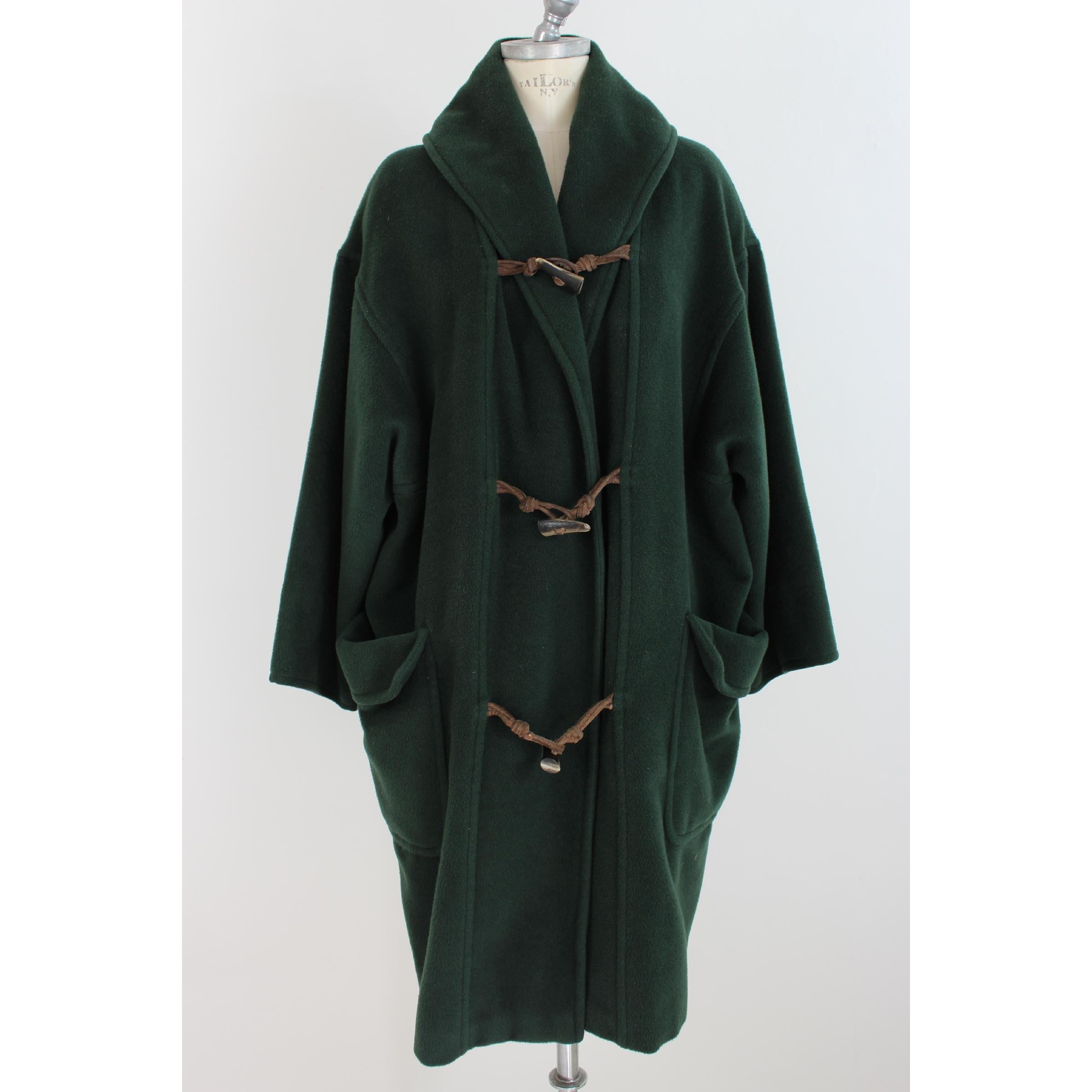 Vintage Max & Co women's coat, duffle coat, green, 95% virgin wool 5% kashmere. Closing with frogs. 1990s. Made in Italy. Good vintage conditions, there are some imperfections like in the picture.

Size: 42 It 8 Us 10 Uk

Shoulder: 44 cm
Bust /