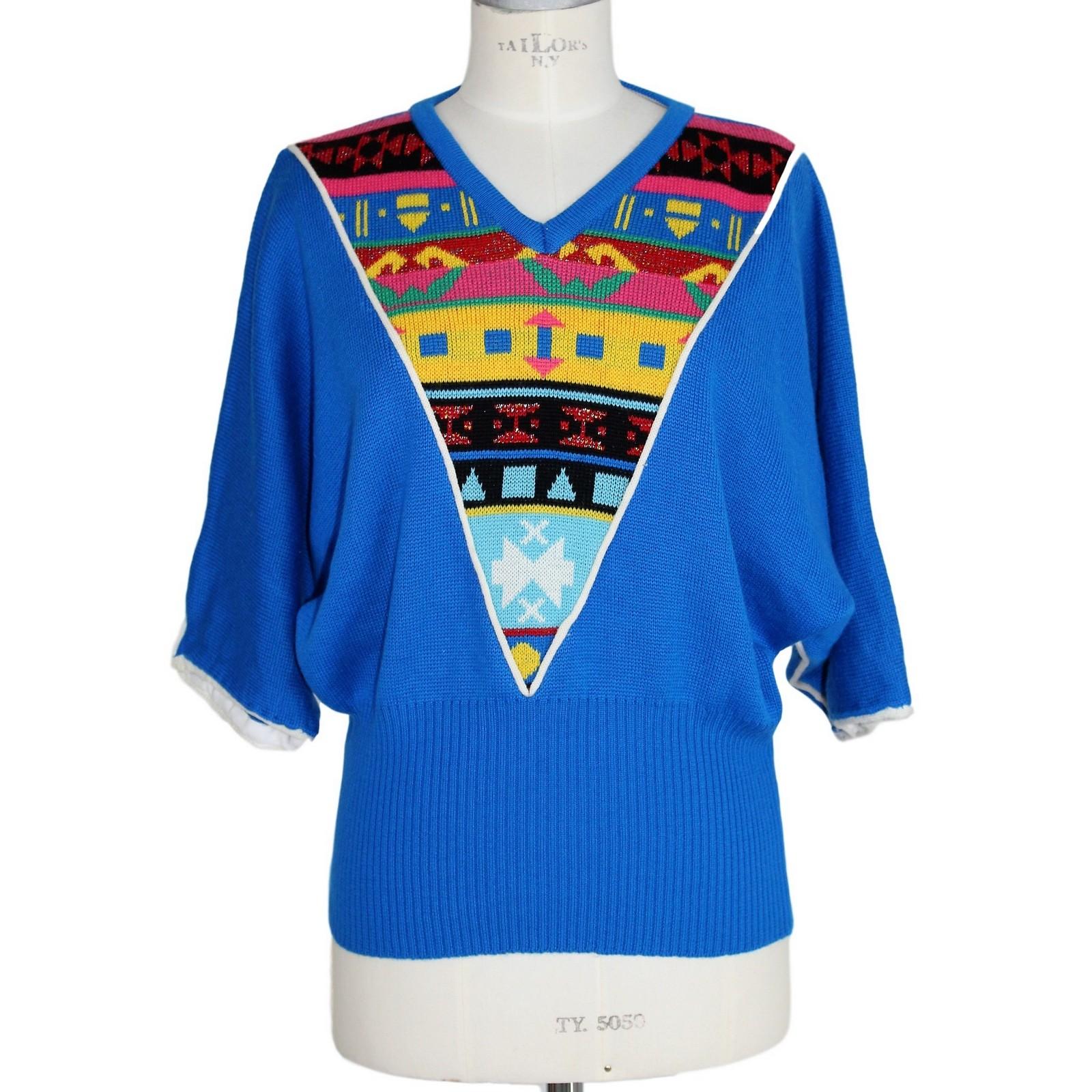 Pierre Cardin sweater vintage blue. Batwing sleeves V neckline, front abstract design. Elastic waist. 100% pure new wool. Excellent vintage conditions

Size 44 IT 10 US 12 UK

Shoulder: 44 cm
Bust/Chest: 69 cm
Sleeve: 50 cm
Length: 60 cm