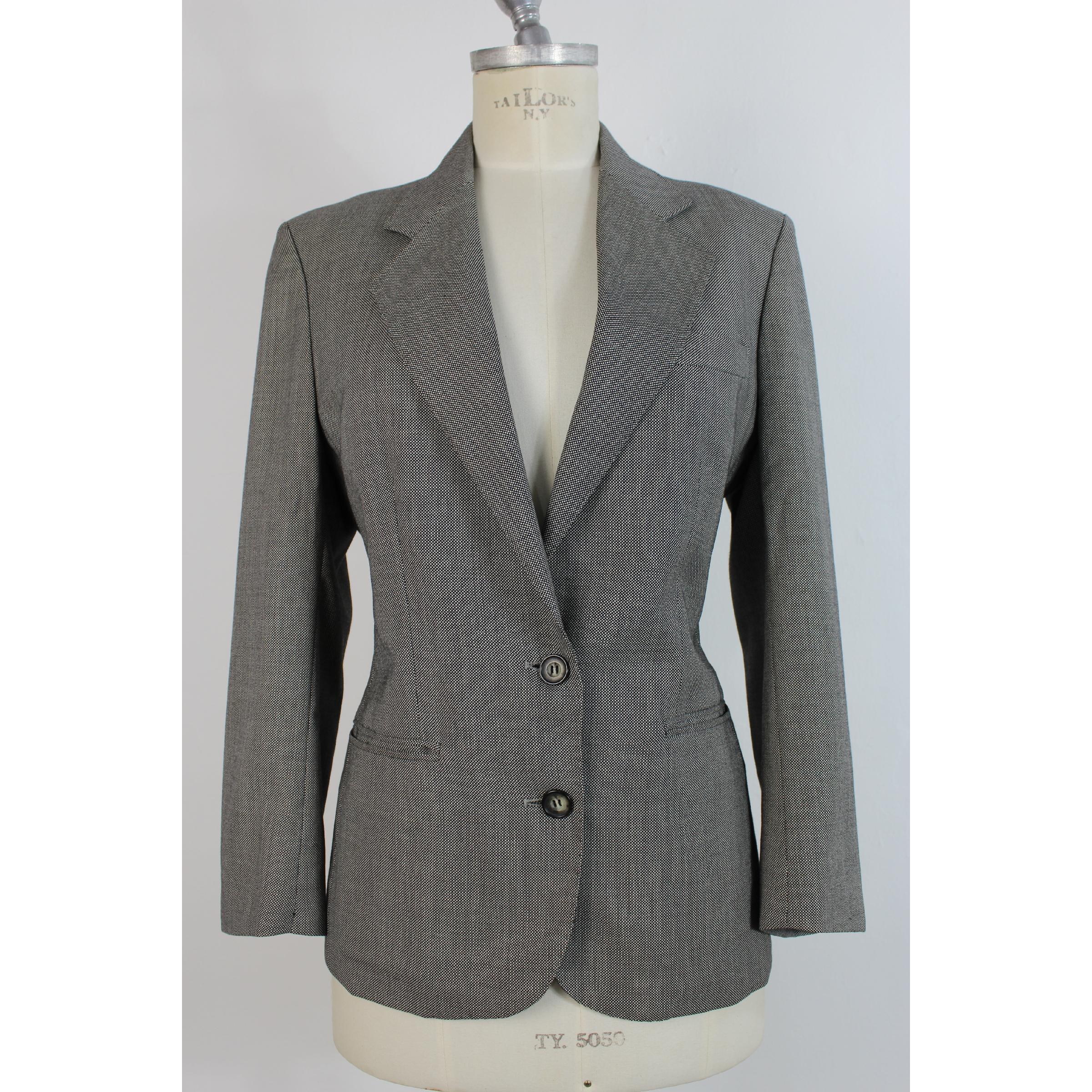 Burberry vintage jacket for women, black and white houndstooth pattern, 100% wool. 1980s. Made in France. Excellent vintage conditions.

Size: 40 It 6 Us 8 Uk

Shoulder: 42 cm
Bust / Chest: 53 cm
Sleeve: 55 cm
Length: 69 cm