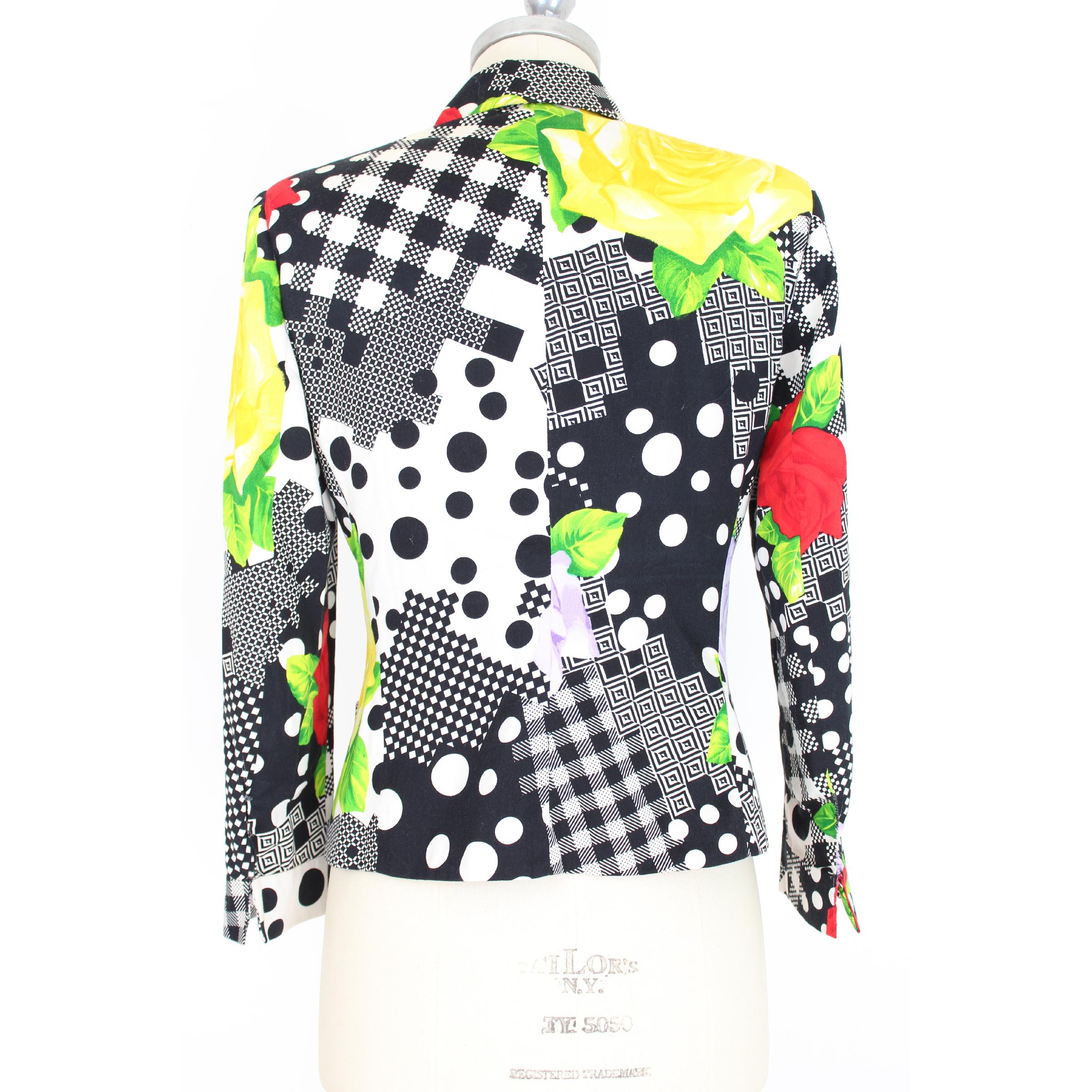 Vintage women's jacket Versus by Gianni Versace, double-breasted model with golden buttons, multicolored geometric and floral designs, 100% cotton, 1990s. Made in Italy. Excellent vintage conditions.

Size: 42 It 8 Us 10 Uk

Shoulder: 42 cm
Bust /