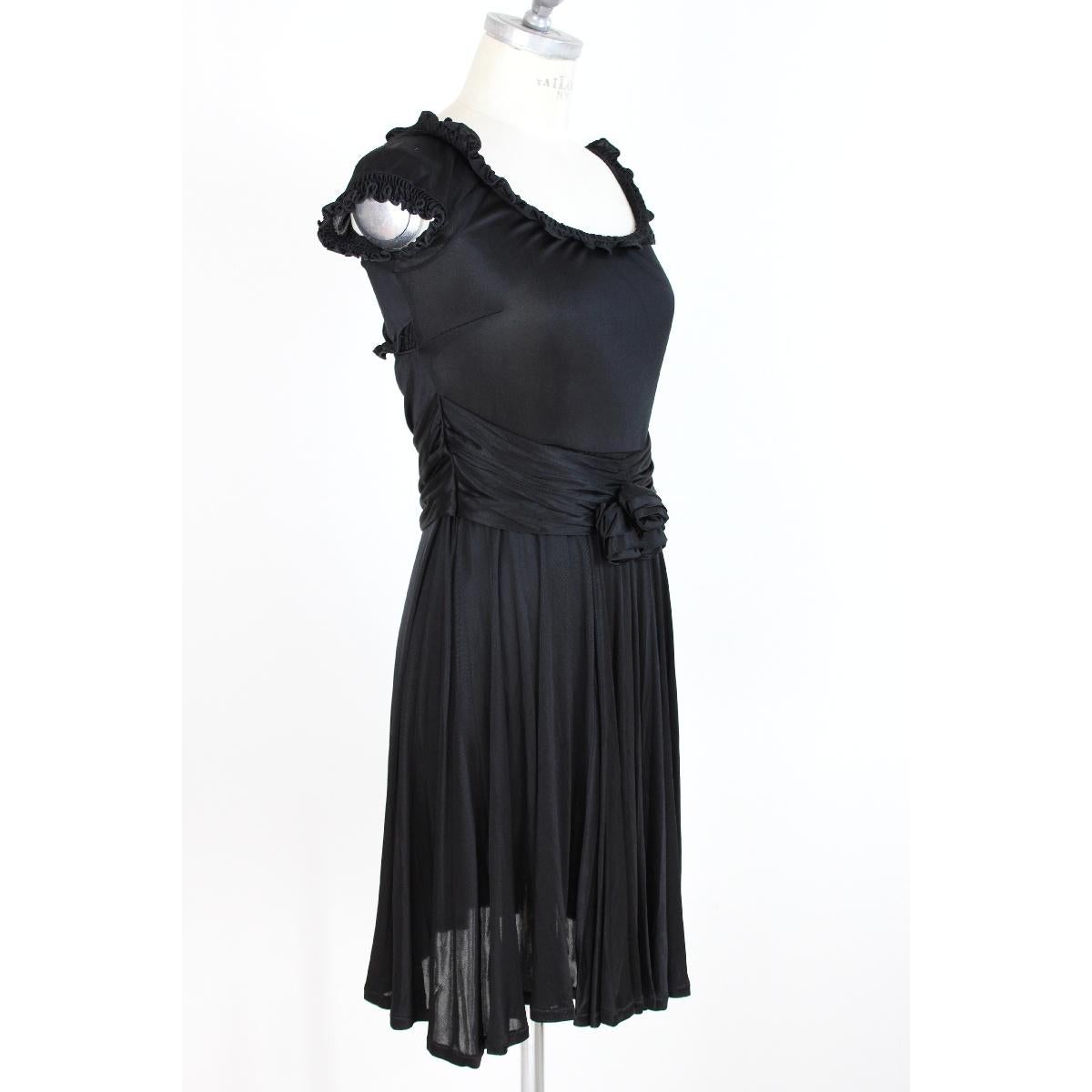 Blumarine vintage dress for women. Black color, rose-shaped bow at the waist, sleeveless. Rayon fabric made in Italy. Elegant evening dress. Vintage, in excellent condition.

SIZE 42 IT 8 US 10 UK

Shoulders: 42 cm
Length: 84 cm
Bust / chest: 47 cm