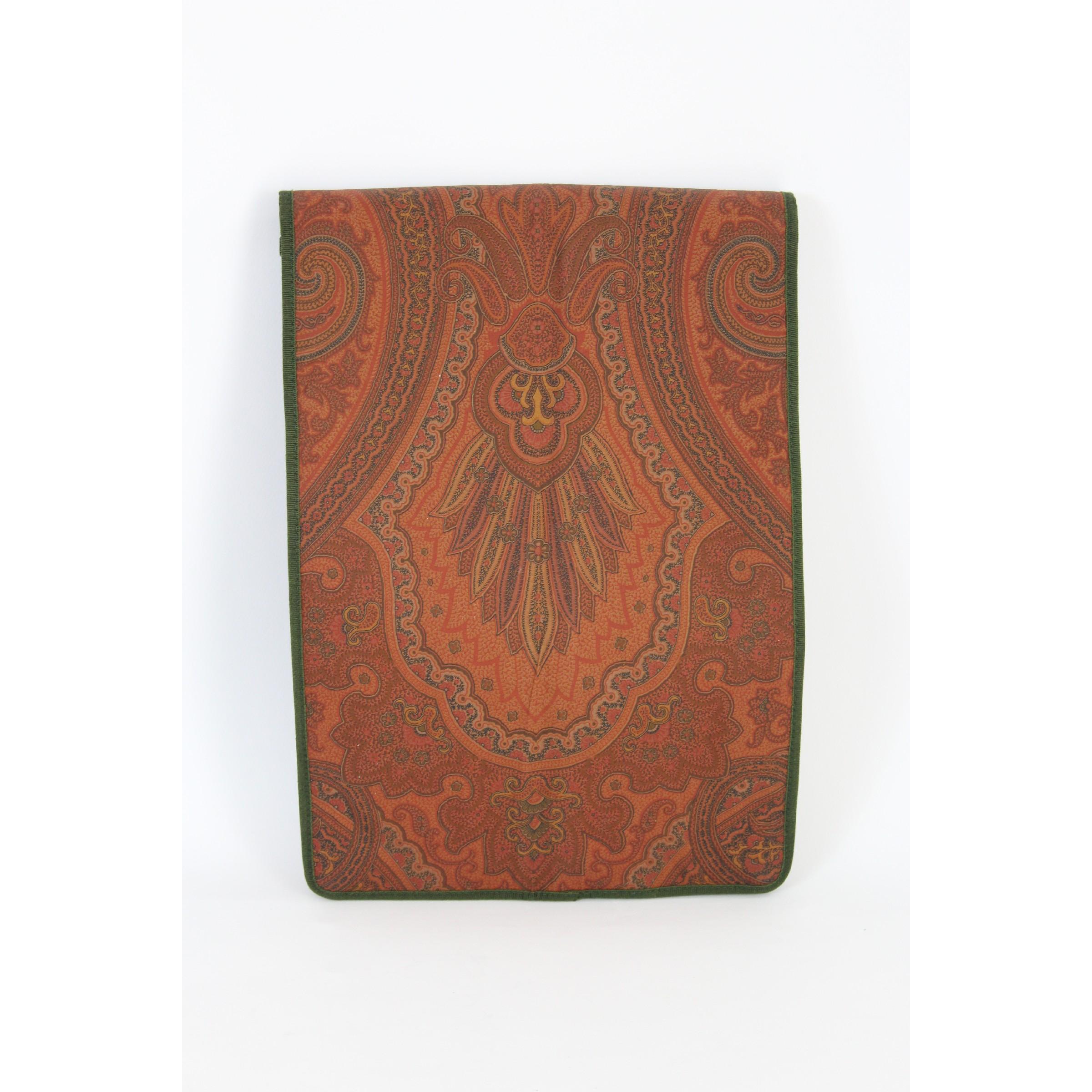Etro travel tie in canvas, brown with typical geometric designs of the fashion house, green finish, clip closure. Excellent vintage conditions. Made in Italy.

Measures: 42 x 29 cm