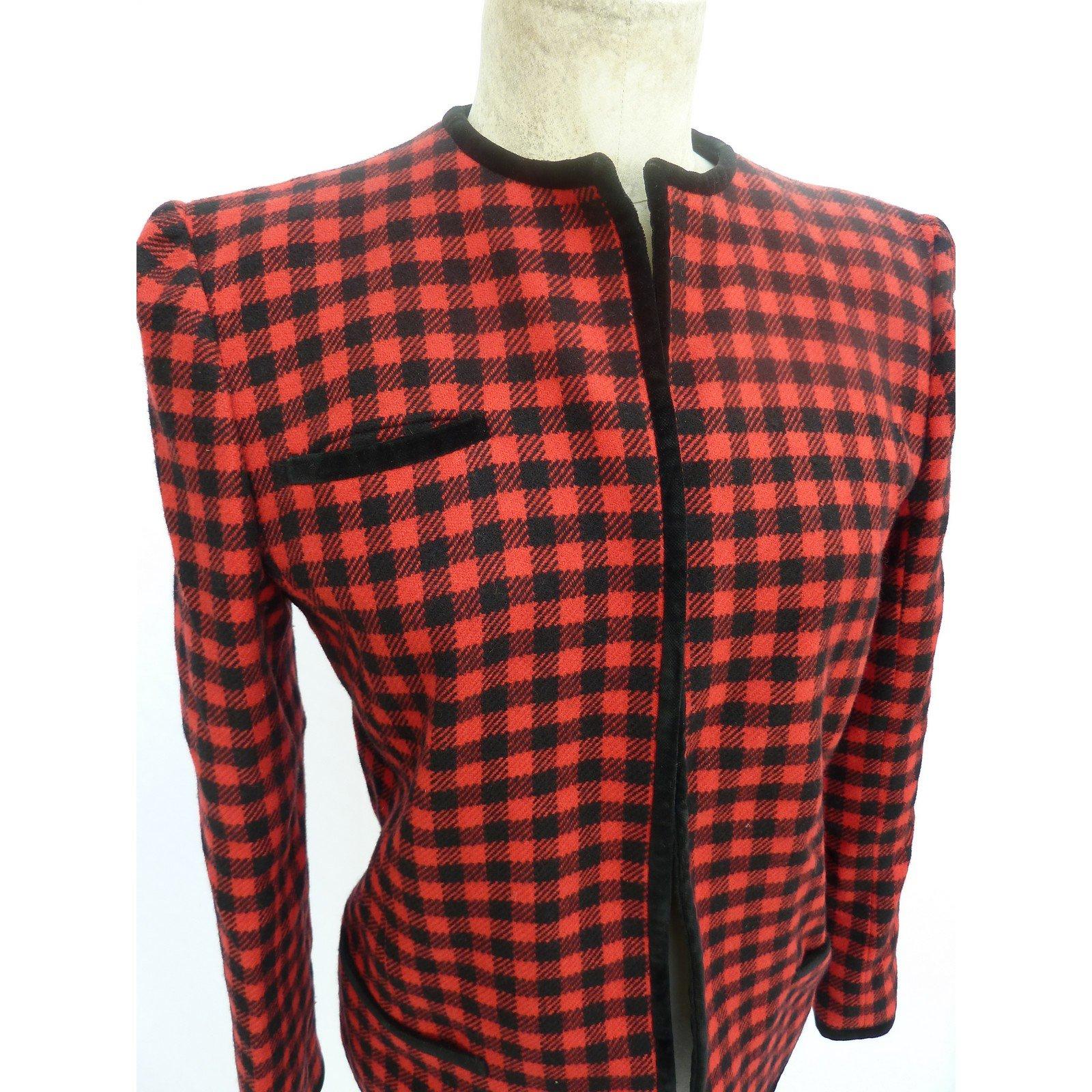 Valentino Boutique vintage 80s wool check red and black jacket. Velvet inserts along the edges, two side pockets and a chest pocket. Slim fit model. Excellent vintage condition.

Size: 40 IT 6 US 8 UK

Shoulder: 44 cm
Bust/Chest: 48 cm
Sleeve: 56