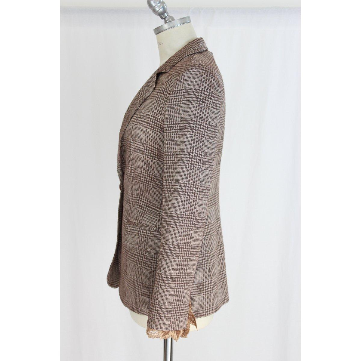 Gianfranco Ferrè vintage jacket. Brown color, silk blend with lace inserted at the ends of the sleeves. Slim fit. Animalier interior lining.
Size: 40 It 6 Us 8 Uk

Shoulder: 40 cm
Bust / Chest: 47 cm
Sleeves: 60 cm
Length: 70 cm
Brown