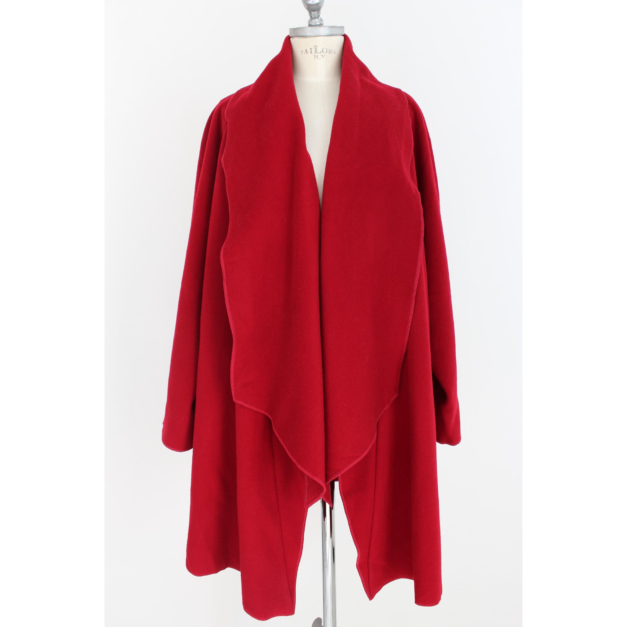 Fendi 365 vintage women's coat, 60% virgin wool 40% cashmere, red color, cloak model with shawl collar, two side pockets. 80s. Made in Italy. Excellent vintage conditions.

Size: 44 It 10 Us 12 Uk

Shoulder: 44 cm
Bust / Chest: 68 cm
Sleeve: 61