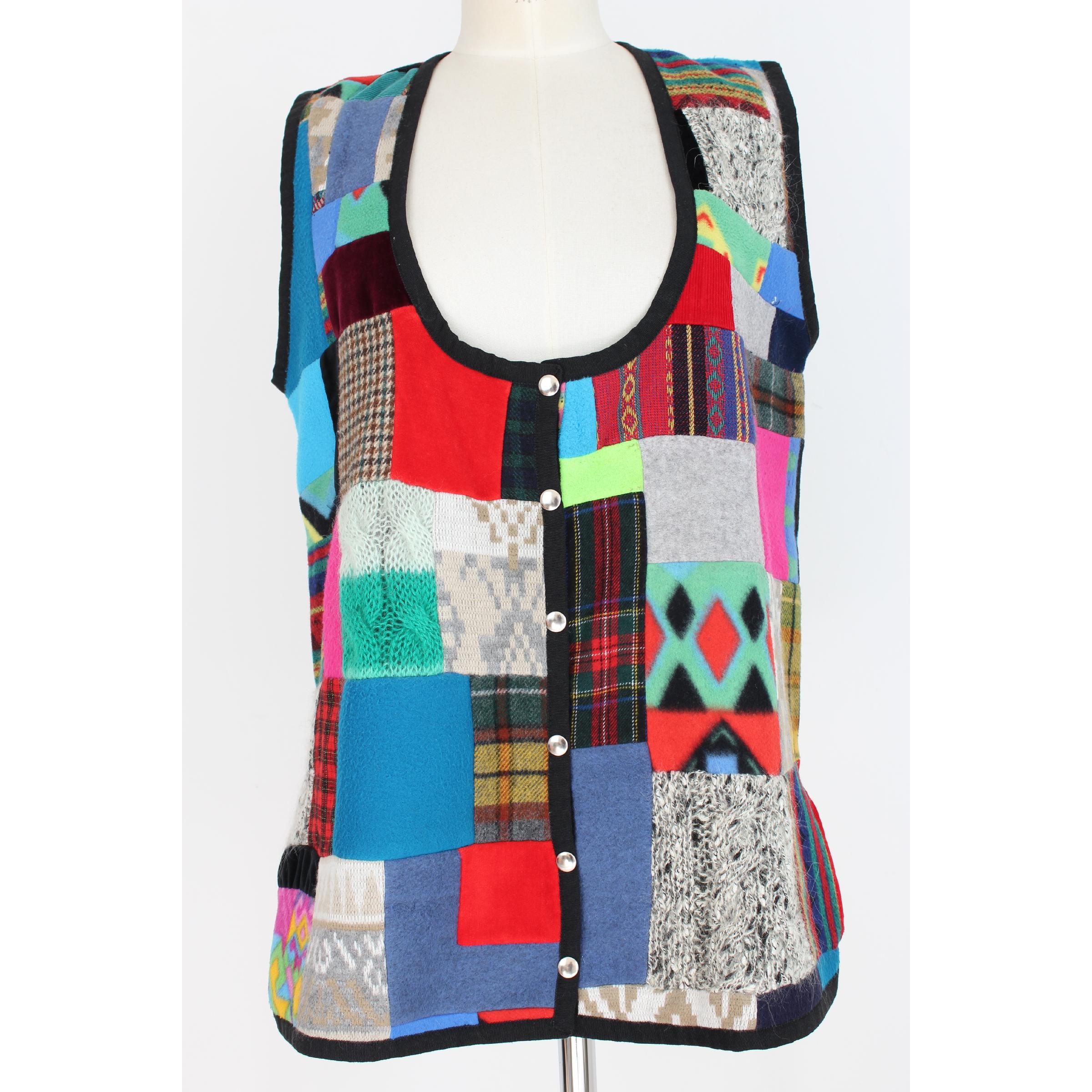 Fendi vintage women's waistcoat, multicolored with patchwork designs, in wool, beaded buttons Fiocchi. 90s. Made in Italy. Excellent vintage conditions.

Size: 44 It 10 Us 12 Uk

Shoulder: 44 cm
Bust / Chest: 50 cm
Length: 76 cm