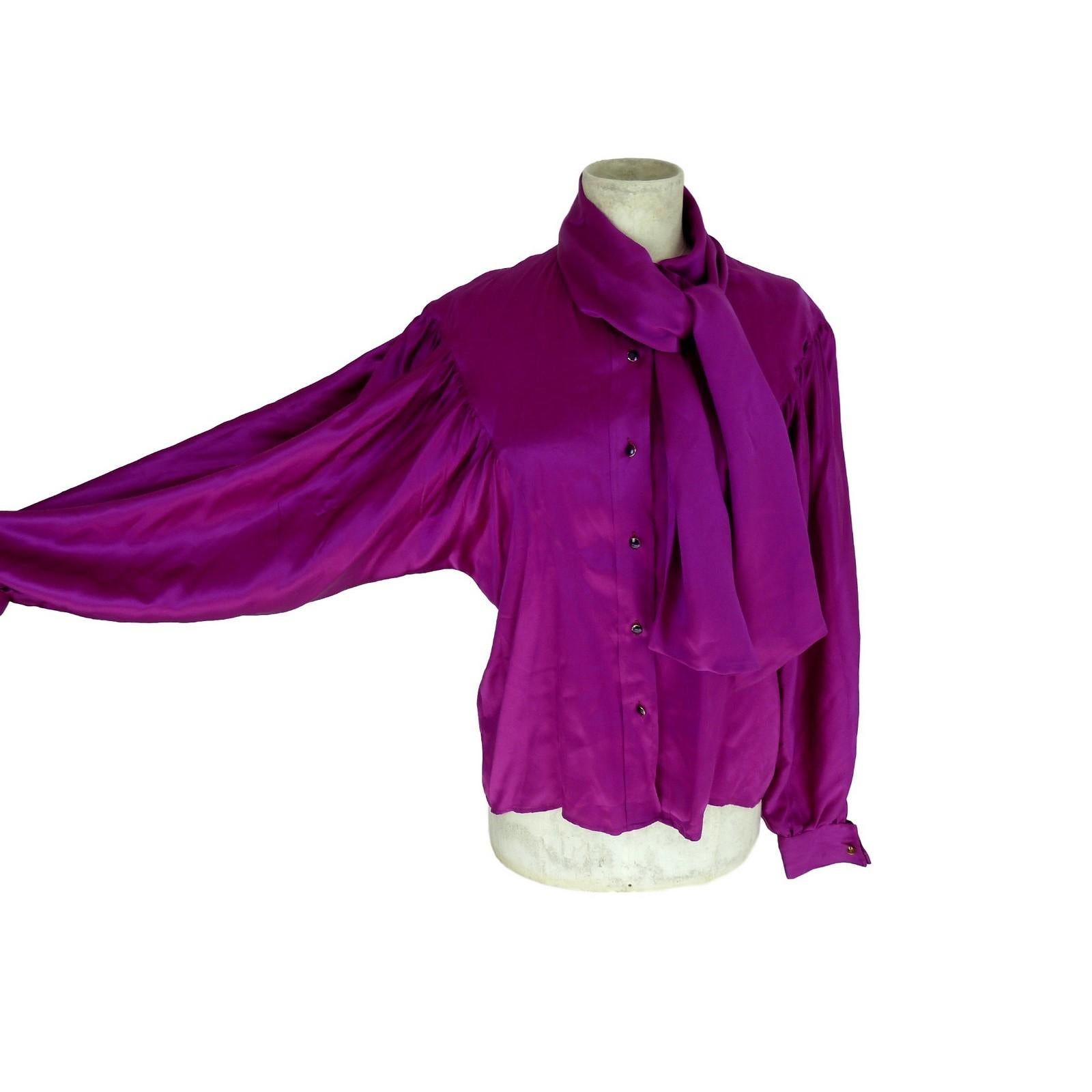 Thierry Mugler vintage shirt for women, purple, 100% silk. Soft model with batwing sleeves, high collar with bow. 1980s. Made in Italy. Excellent vintage conditions.
Size 42 IT 8 US 10 UK

Shoulder: 43 cm
Bust/Chest: 53 cm
Sleeve: 66 cm
Length: 66 cm