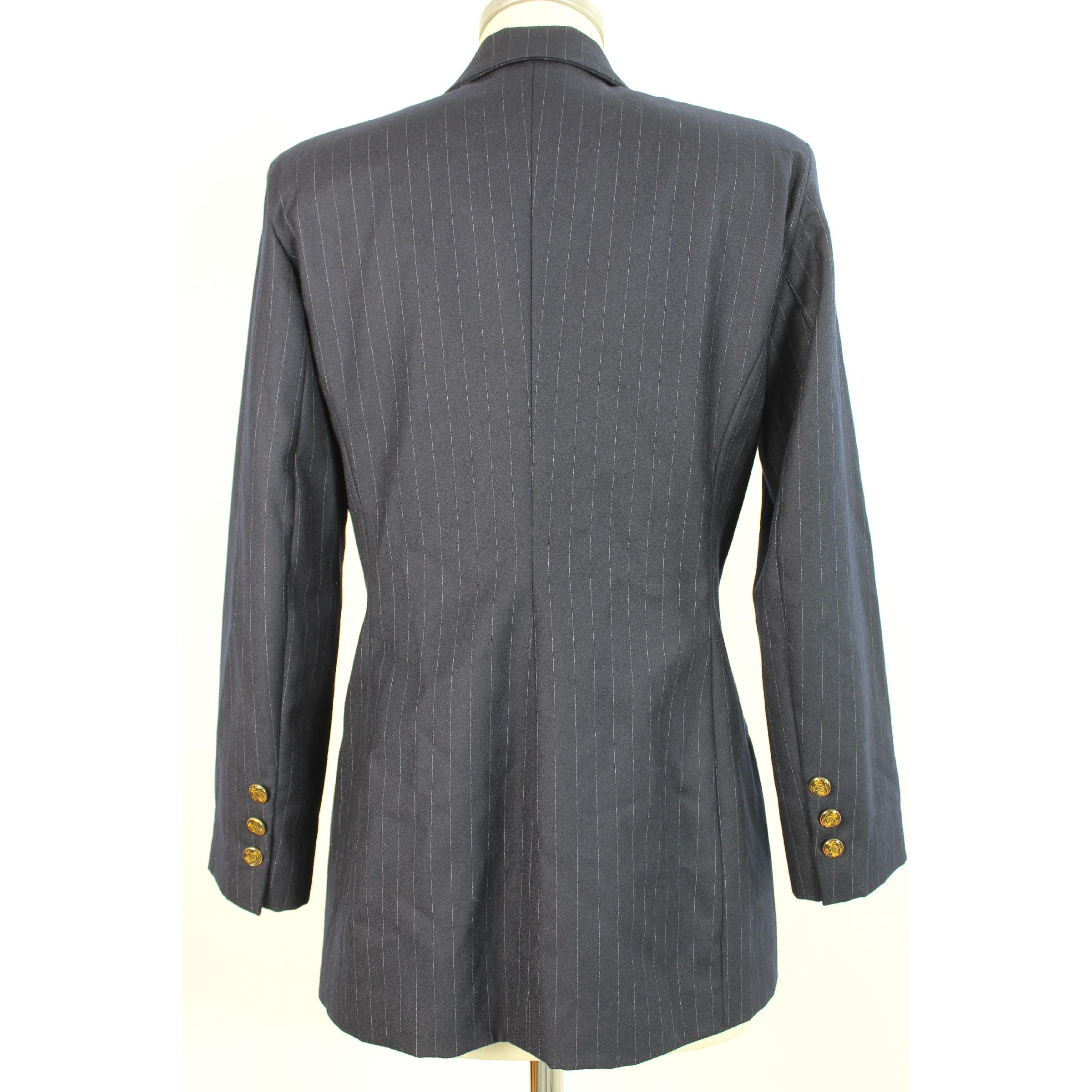 Valentino Atelier vintage women's jacket, double-breasted pinstripe in blue and gray, 100% wool. Gold colored buttons, 1980s. Made in Italy. Excellent vintage conditions.

Size: 42 It 8 Us 10 Uk

Shoulder: 42 cm
Bust / Chest: 48 cm
Sleeve: 53