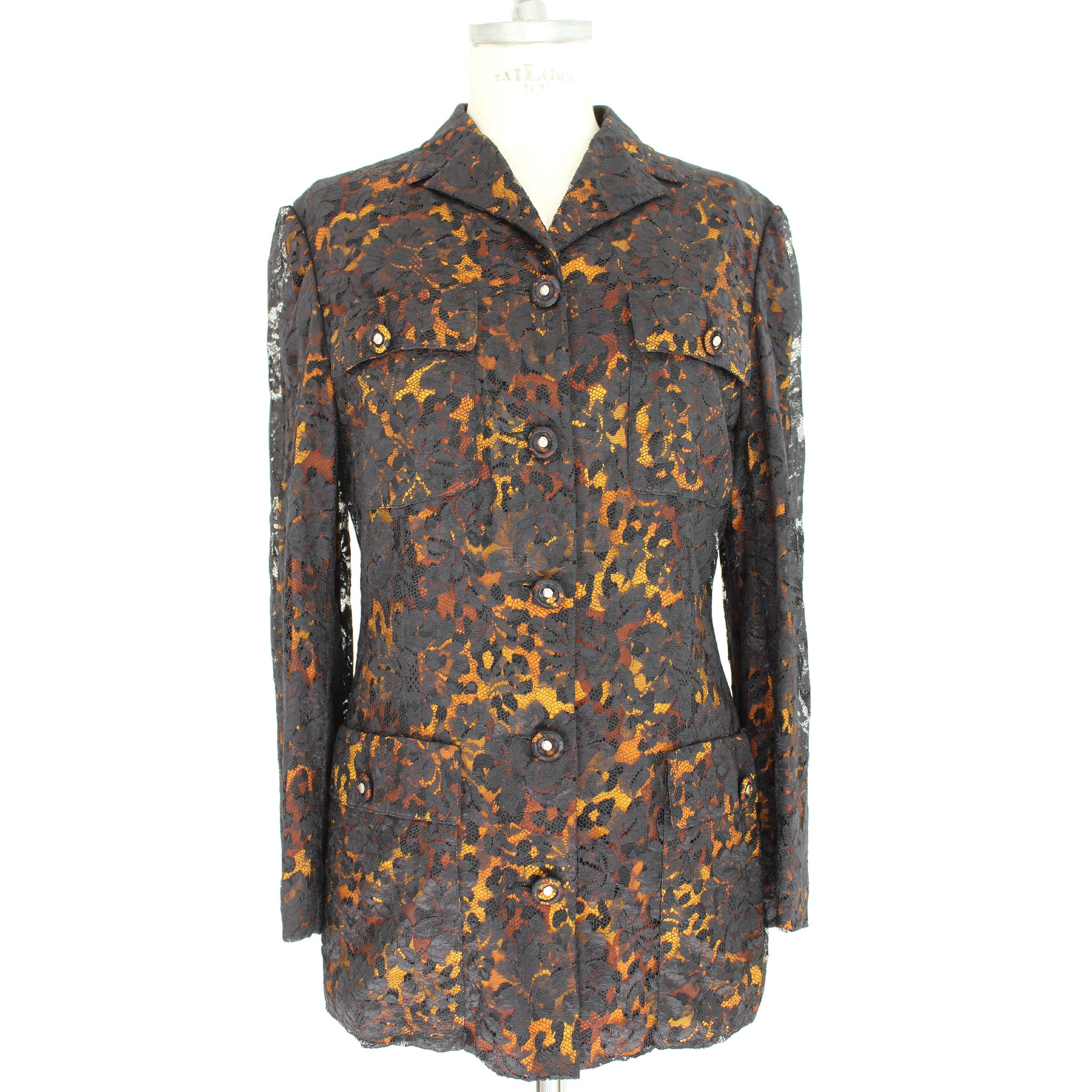 Istante by Gianni Versace vintage women's jacket, 53% Silk 47% polyamide. Exterior in black lace with floral designs, leopard print interior, 1980s. Made in Italy. Excellent vintage conditions.

Size: 44 It 10 Us 12 Uk

Shoulder: 44 cm
Bust / Chest: