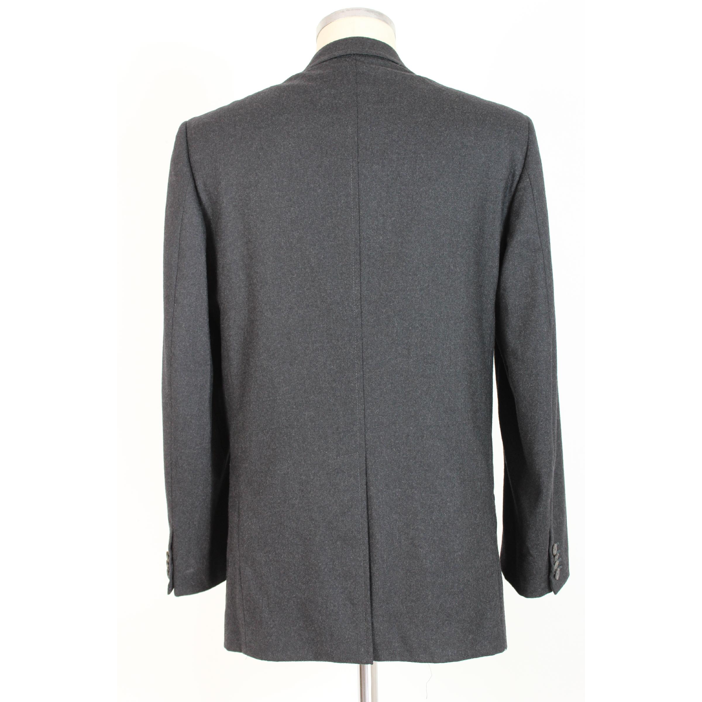 Gucci vintage men's jacket, dark gray, 94% wool 6% elastane. Lined interior with monogrammed print Two pockets on the sides and one on the chest. 1990s. Excellent vintage conditions. Made in Italy.

Size: 48 It 38 Us 38 Uk

Shoulder: 48 cm
Bust /