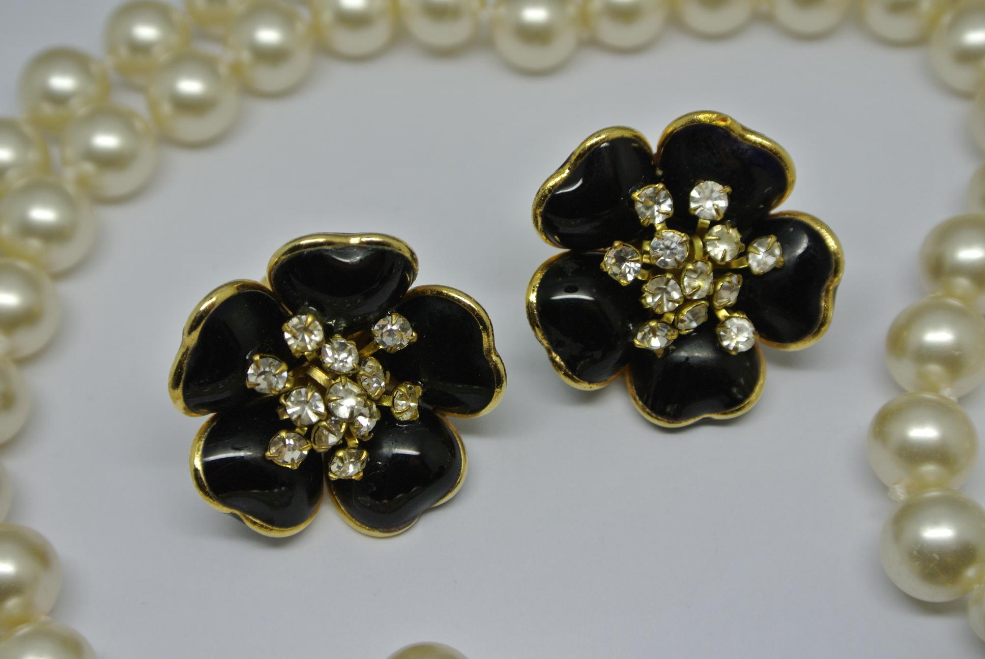Chanel Unsigned 1950s Gripoix Black Flower Faux Pearl Necklace Choker Earrings (Künstler*in) im Angebot