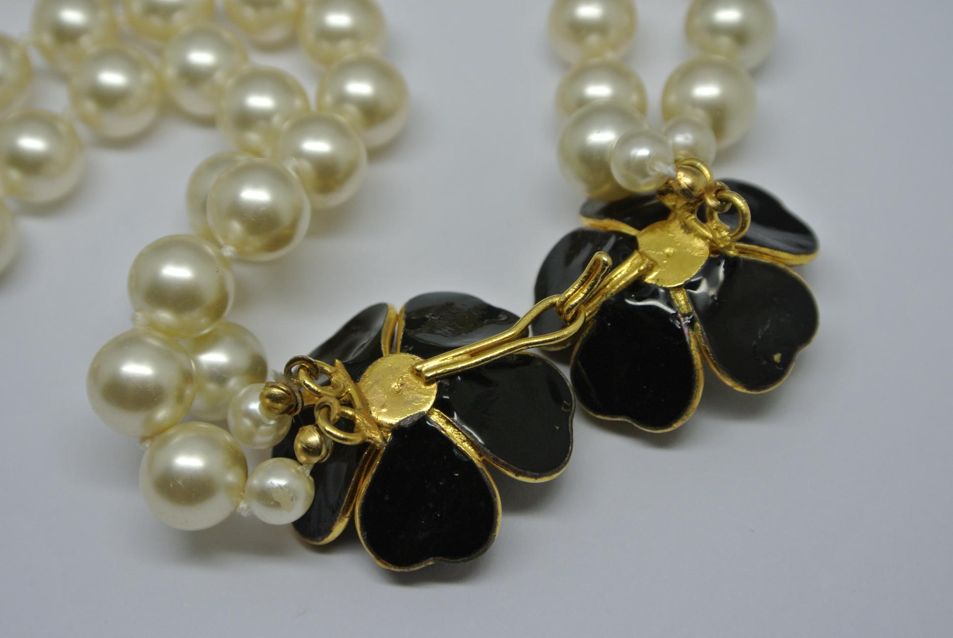 Chanel Unsigned 1950s Gripoix Black Flower Faux Pearl Necklace Choker Earrings für Damen oder Herren im Angebot