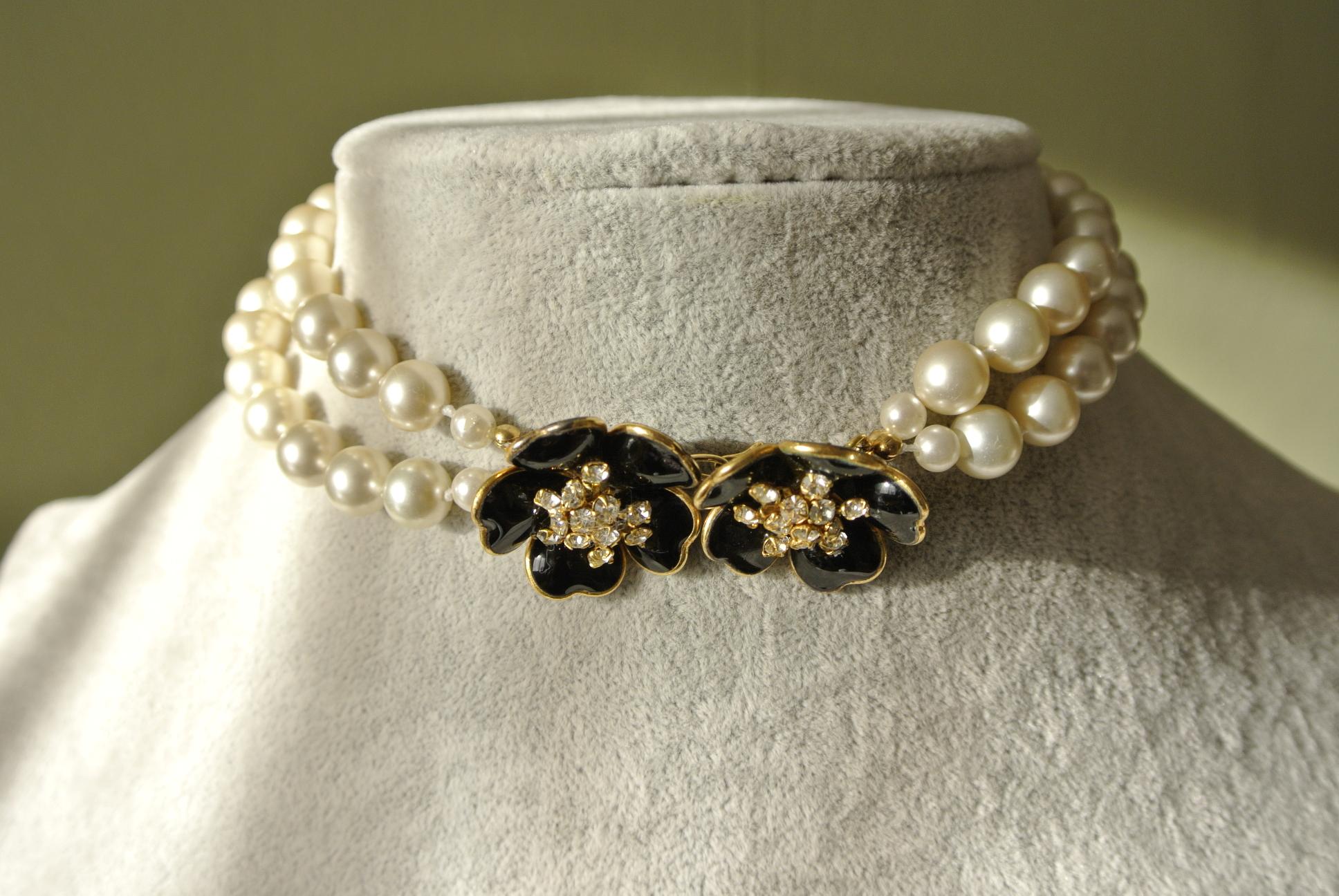 Chanel Unsigned 1950s Gripoix Black Flower Faux Pearl Necklace Choker Earrings im Angebot 3