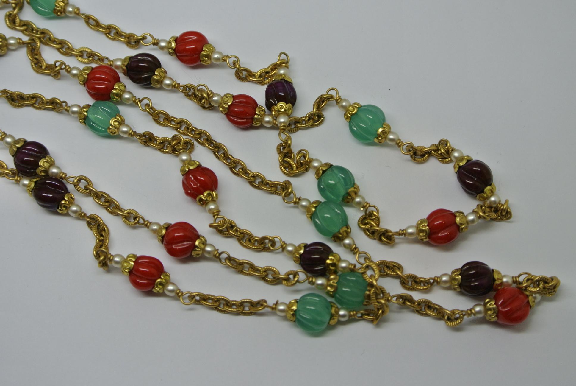 Chanel necklace
small size poured glass beads
Dated 1980s