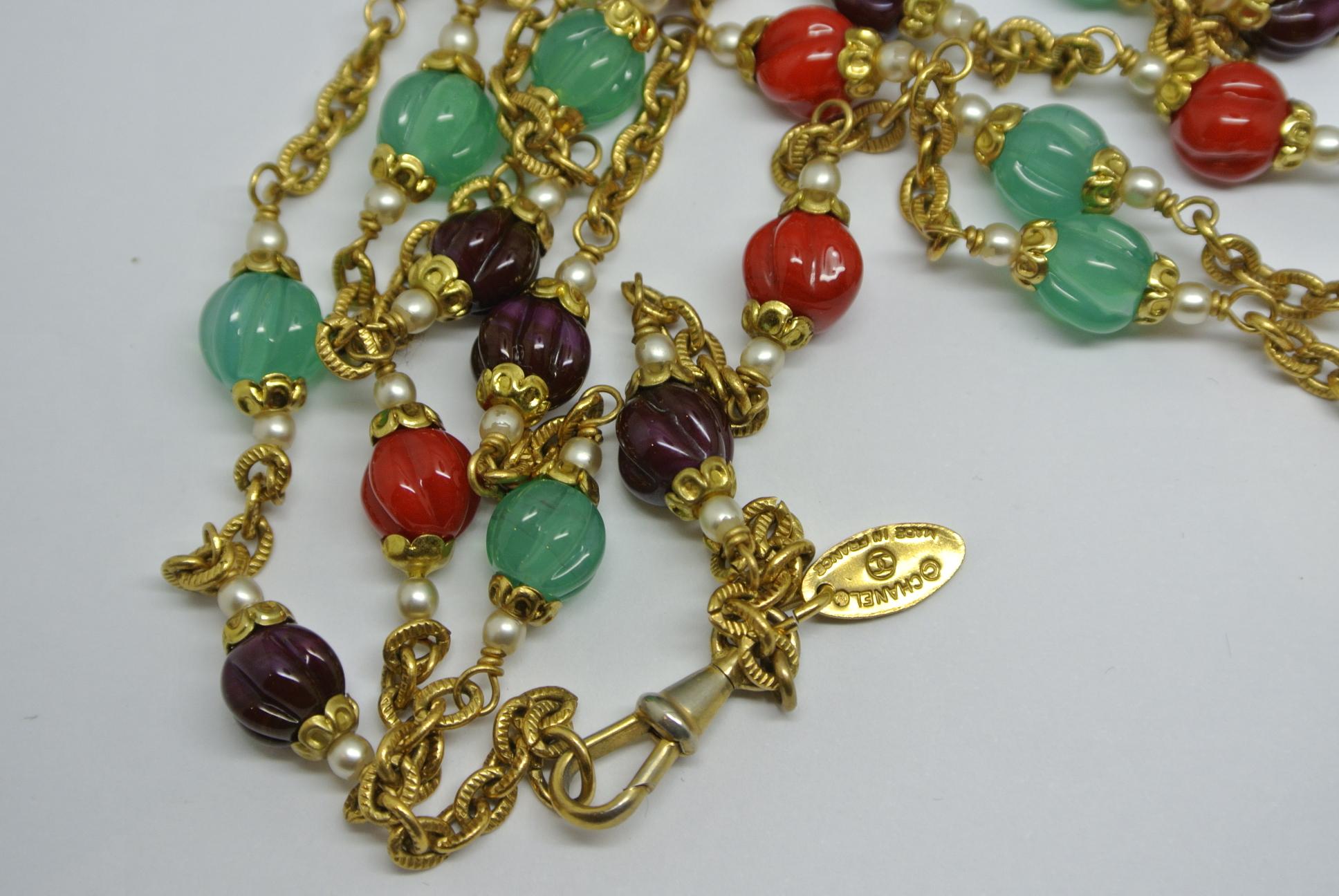 Women's or Men's Chanel 1980s Red Green Melon-Cut Gripoix Poured Glass Long Chain Necklace For Sale