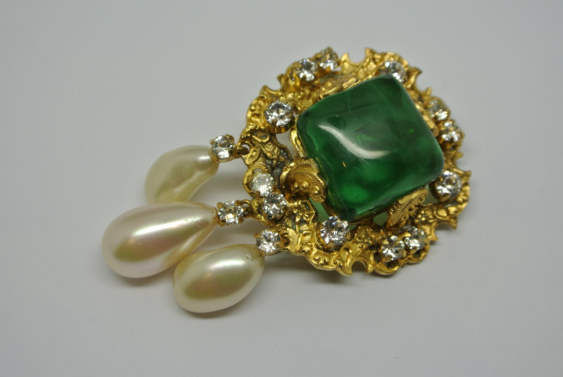 Artist Vintage Chanel Byzantine Green Poured Glass Gripoix Filigree Pearl Drop Brooch For Sale