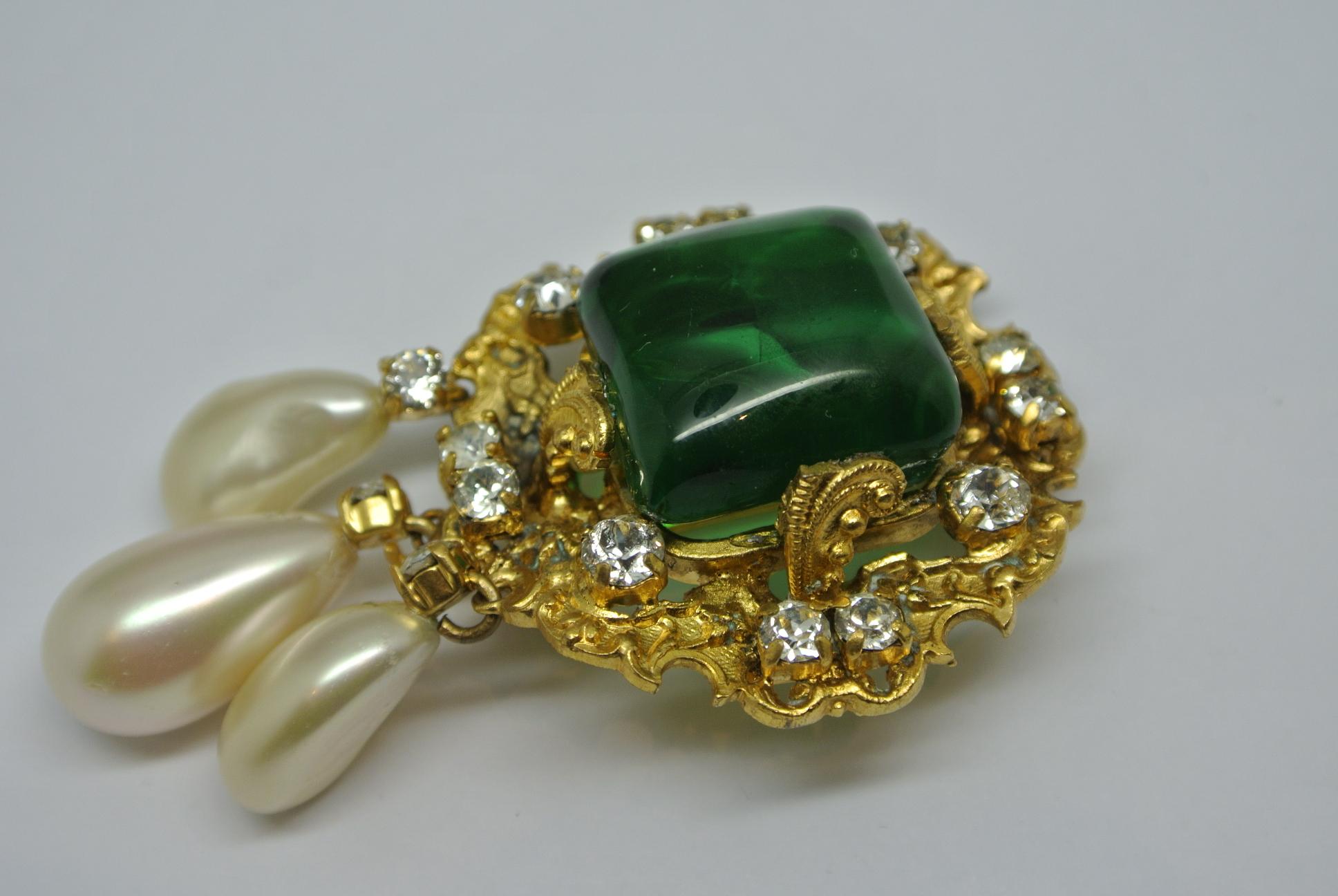 Women's or Men's Vintage Chanel Byzantine Green Poured Glass Gripoix Filigree Pearl Drop Brooch For Sale