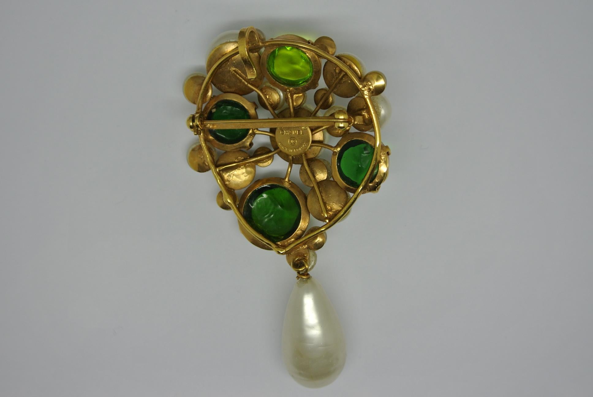 Vintage Chanel Green Gripoix Poured Glass Faux Pearl Drop Brooch Pendant In Excellent Condition For Sale In London, GB