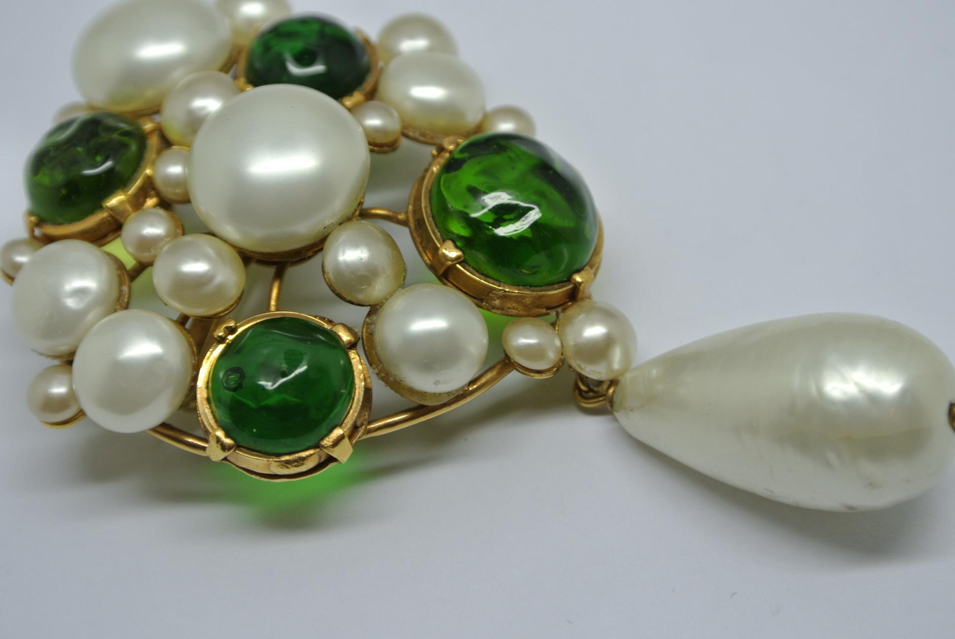 Women's or Men's Vintage Chanel Green Gripoix Poured Glass Faux Pearl Drop Brooch Pendant For Sale