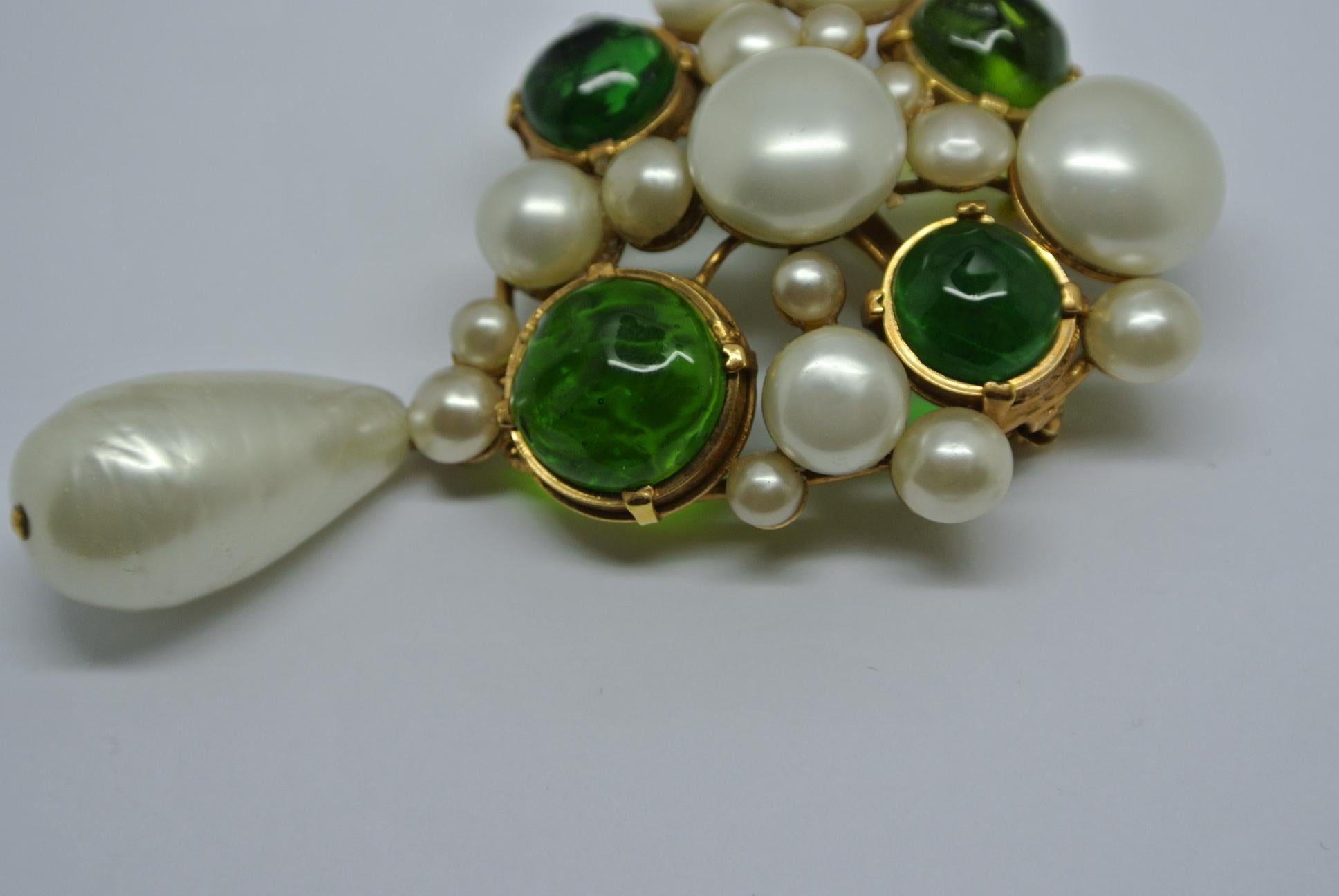 Vintage Chanel Green Gripoix Poured Glass Faux Pearl Drop Brooch Pendant For Sale 1