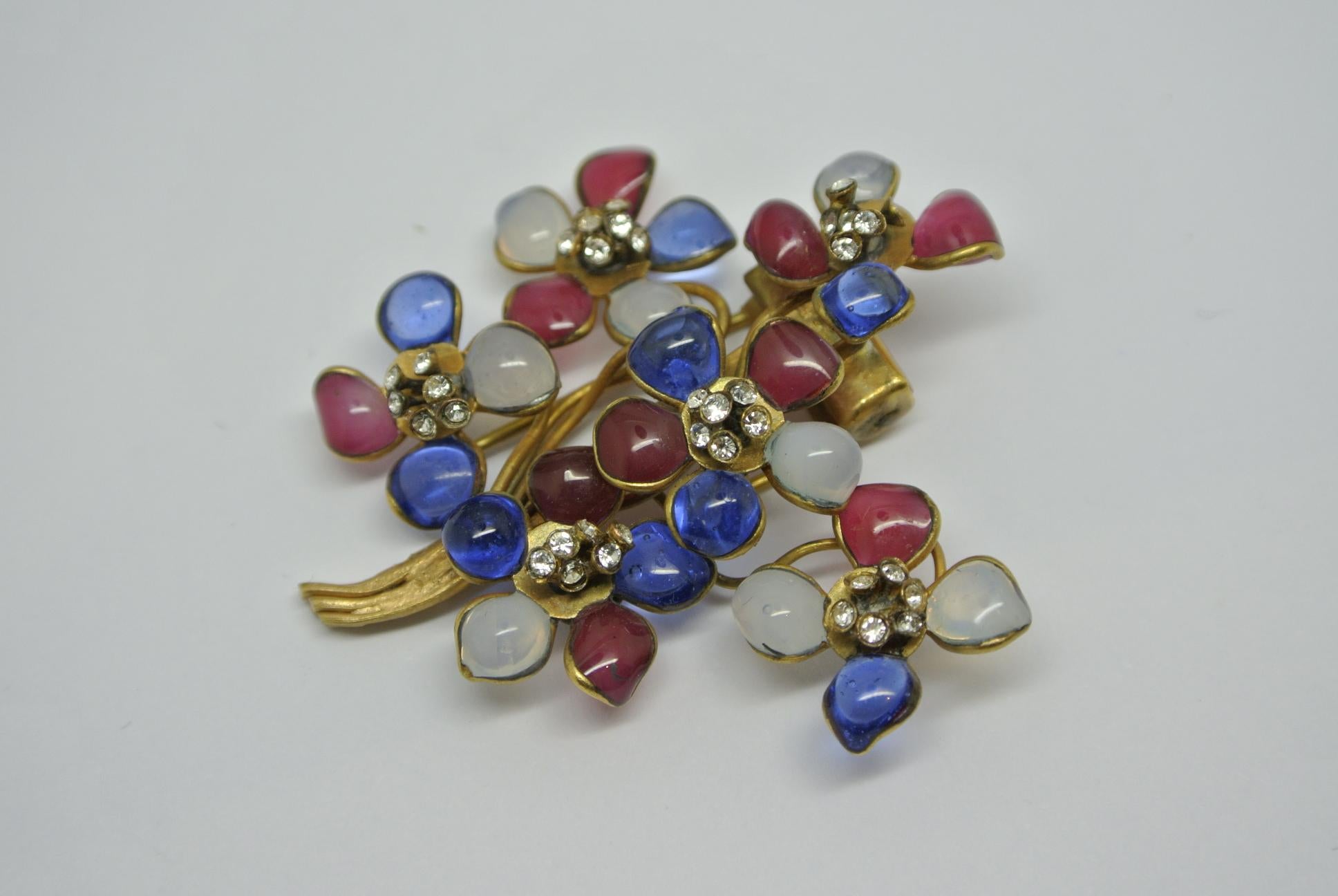 Vintage Gripoix Red Blue Poured Glass Flower Dressclip Brooch In Good Condition For Sale In London, GB