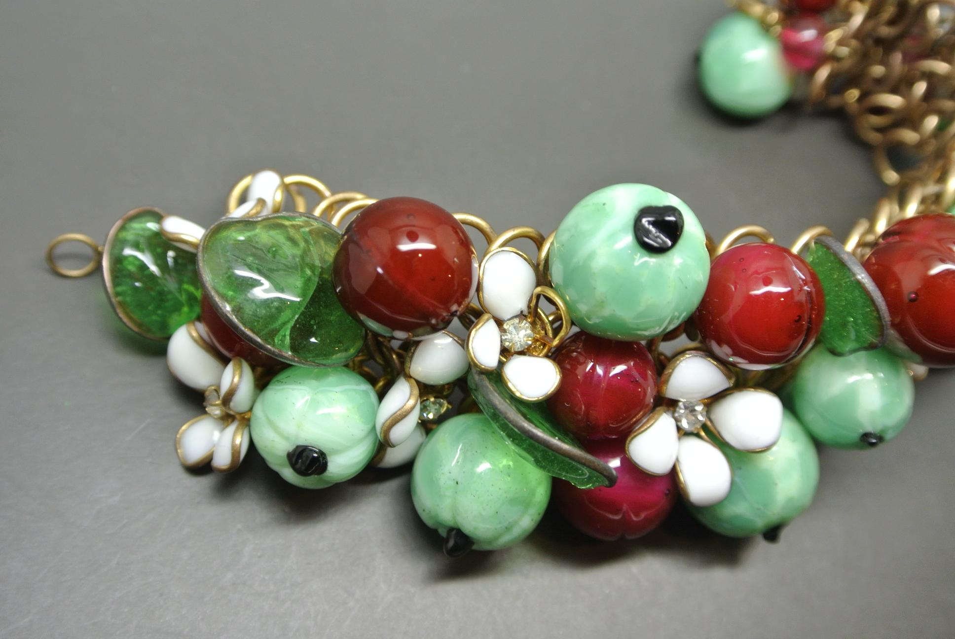 Gripoix 1950s Made in France Red Green Berry Beaded Charms Bracelet In Fair Condition For Sale In London, GB