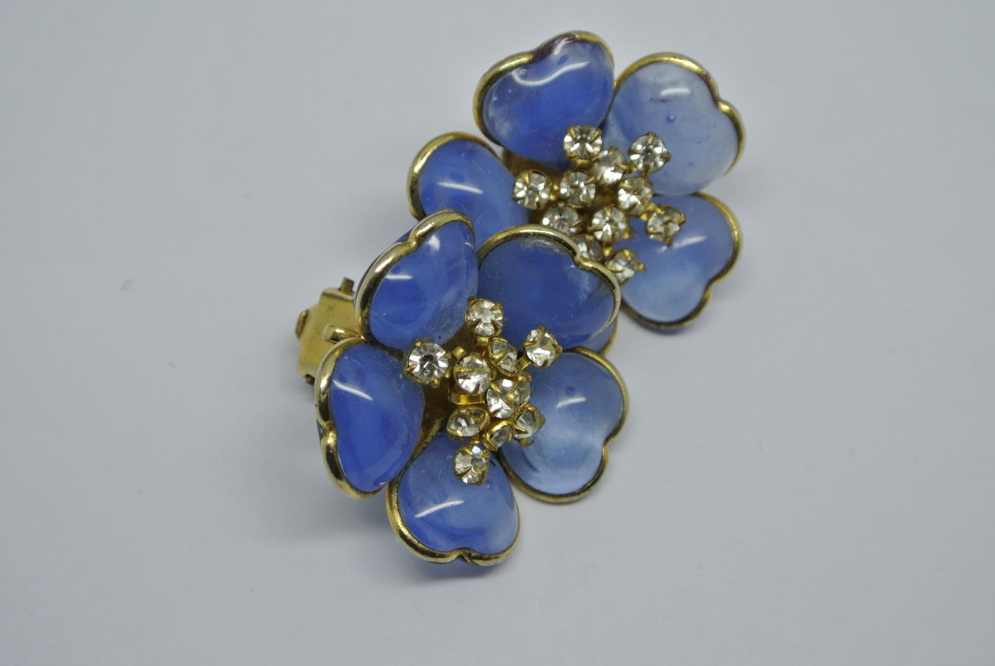 Blaue Chanel Gripoix-Blumenohrringe aus Gegossenem Glas 1