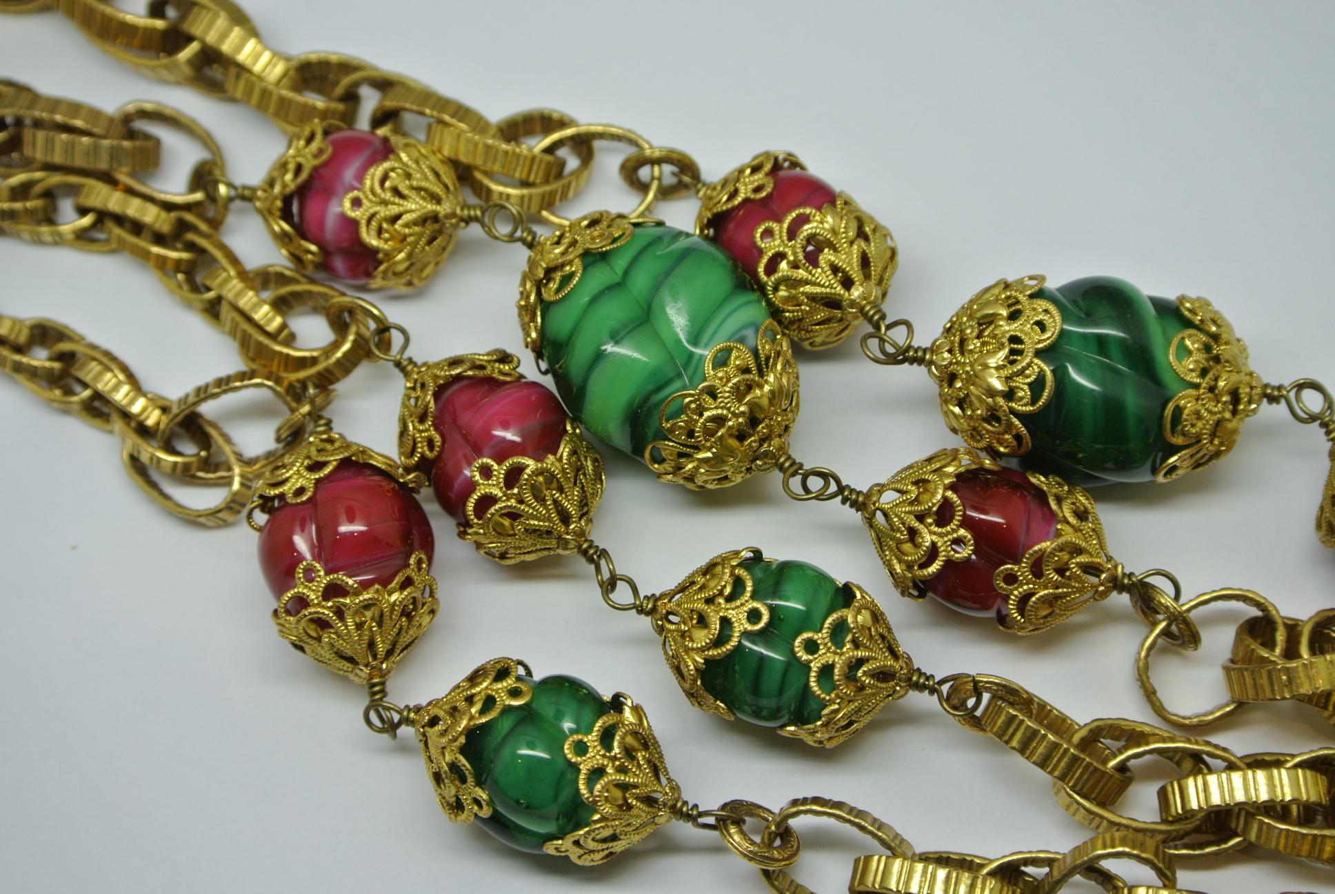 Chanel green red gripoix poured glass filigree capped chain necklace (Künstler*in) im Angebot
