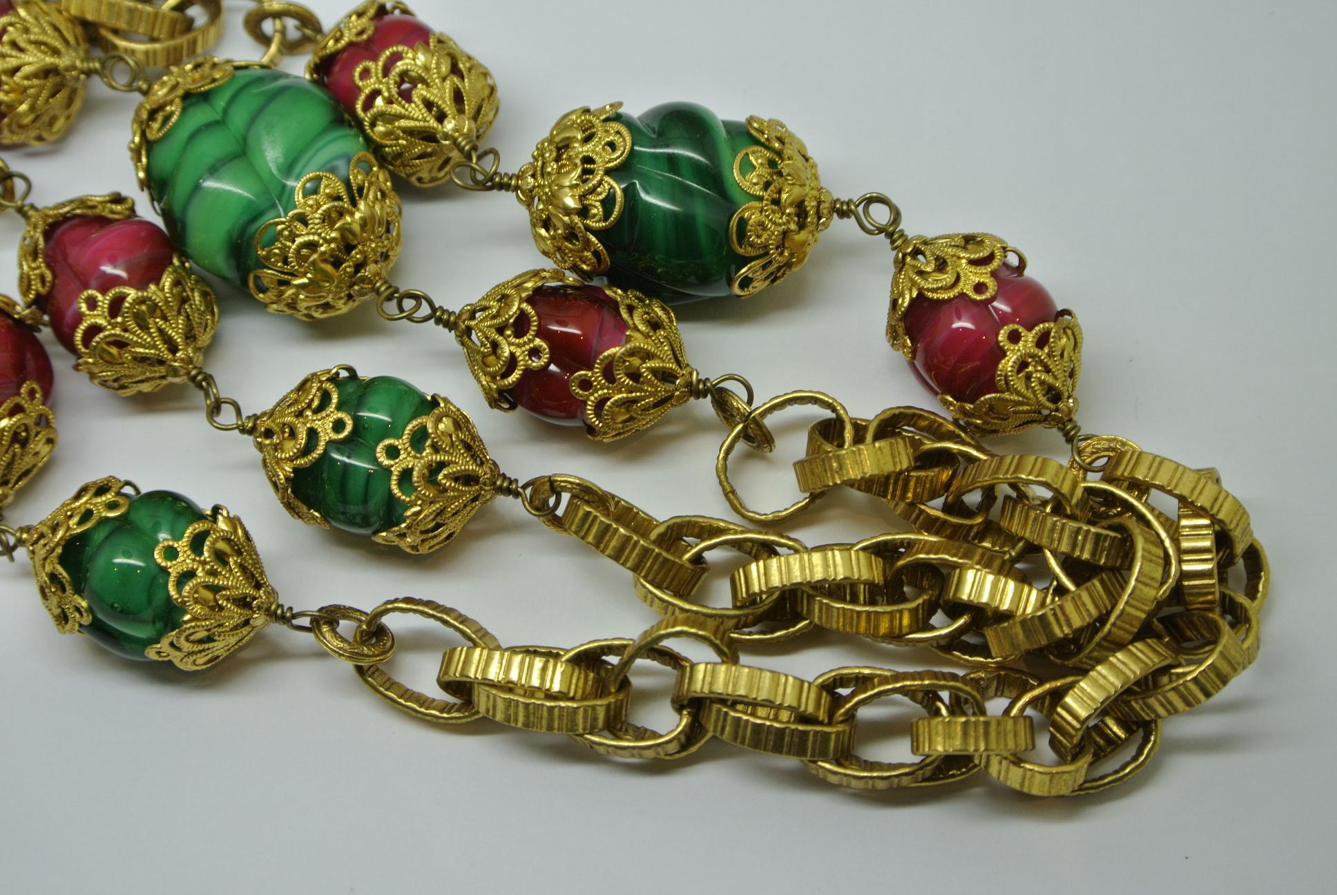 Chanel green red gripoix poured glass filigree capped chain necklace im Zustand „Gut“ im Angebot in London, GB