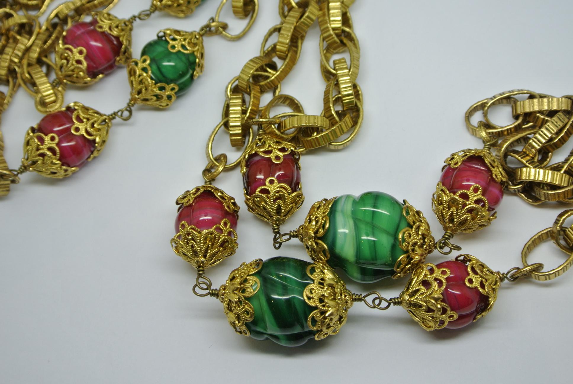 Chanel green red gripoix poured glass filigree capped chain necklace im Angebot 2
