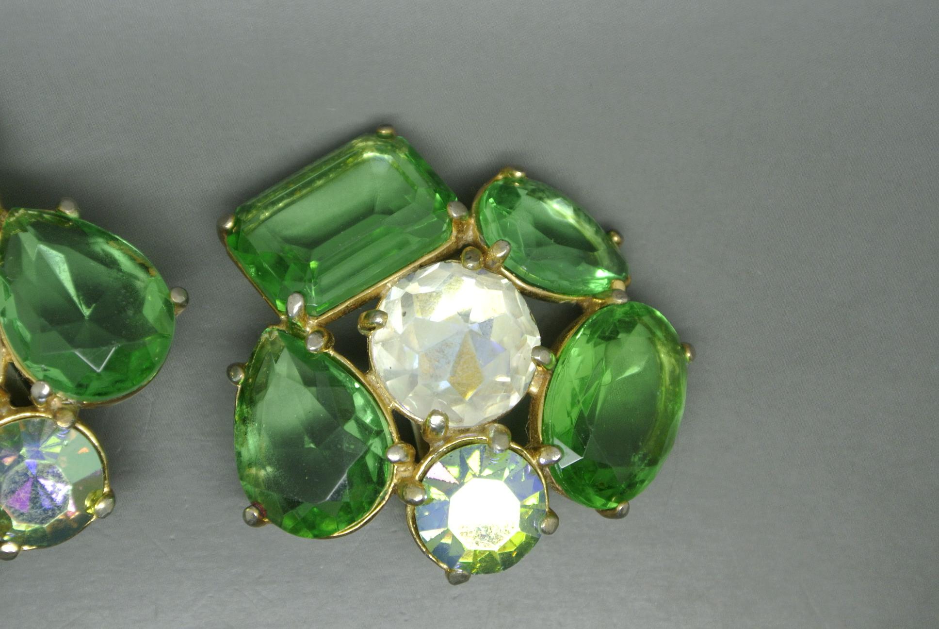 Schiaparelli 1950s green glass gold-tone earrings In Fair Condition For Sale In London, GB