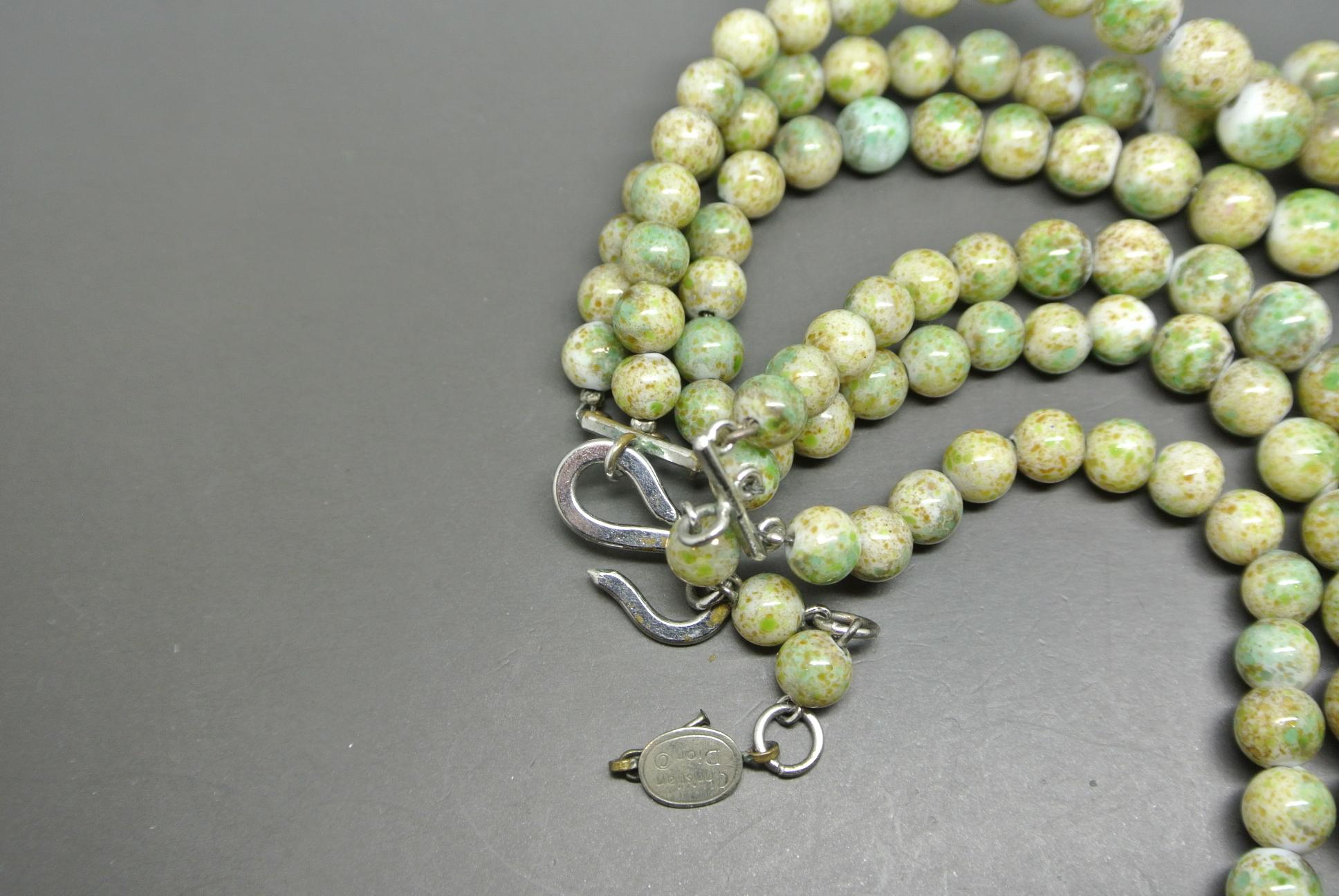 Christian Dior 50s green iridescent triple-strands beaded  Necklace für Damen oder Herren im Angebot