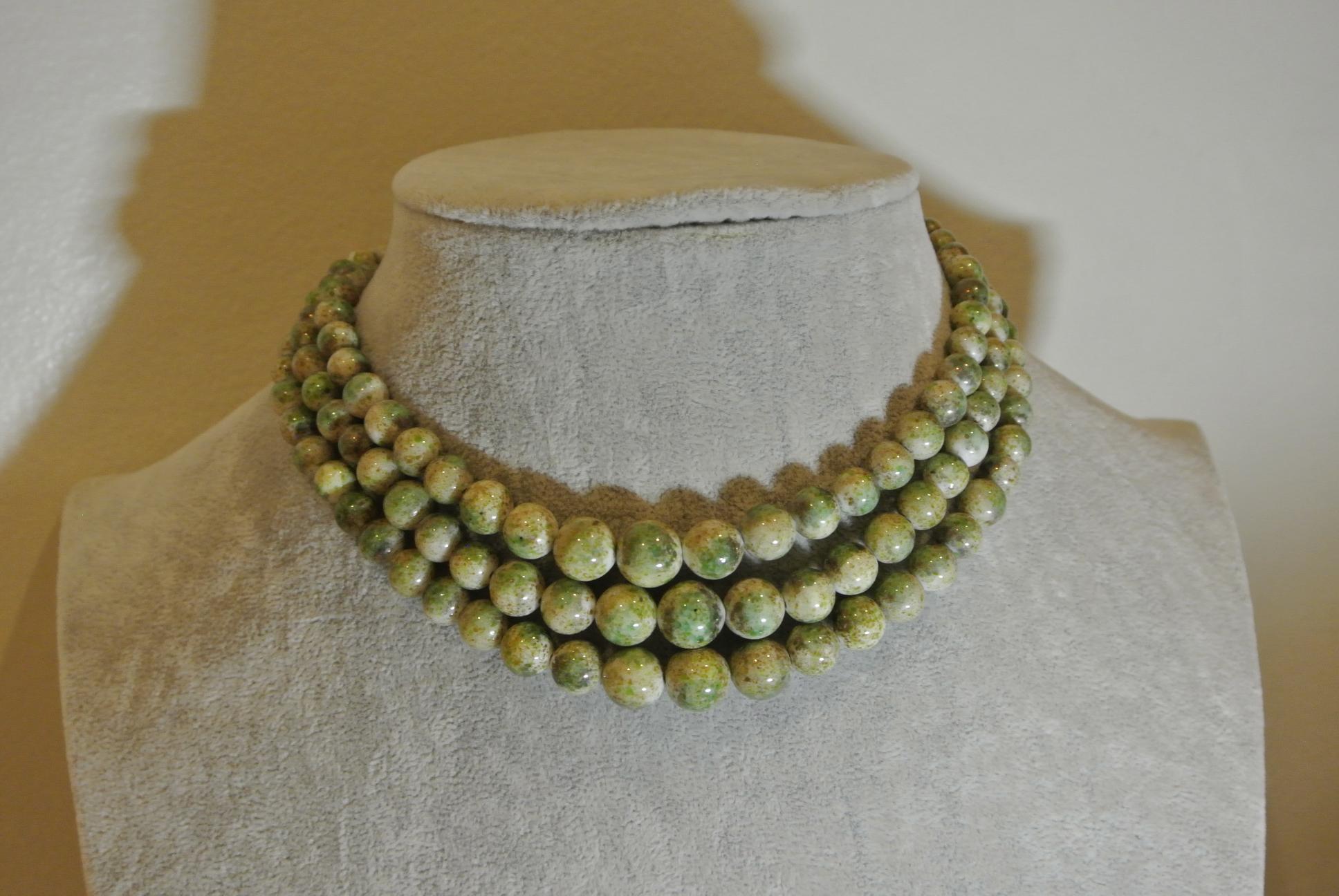 Christian Dior 50s green iridescent triple-strands beaded  Necklace im Angebot 1
