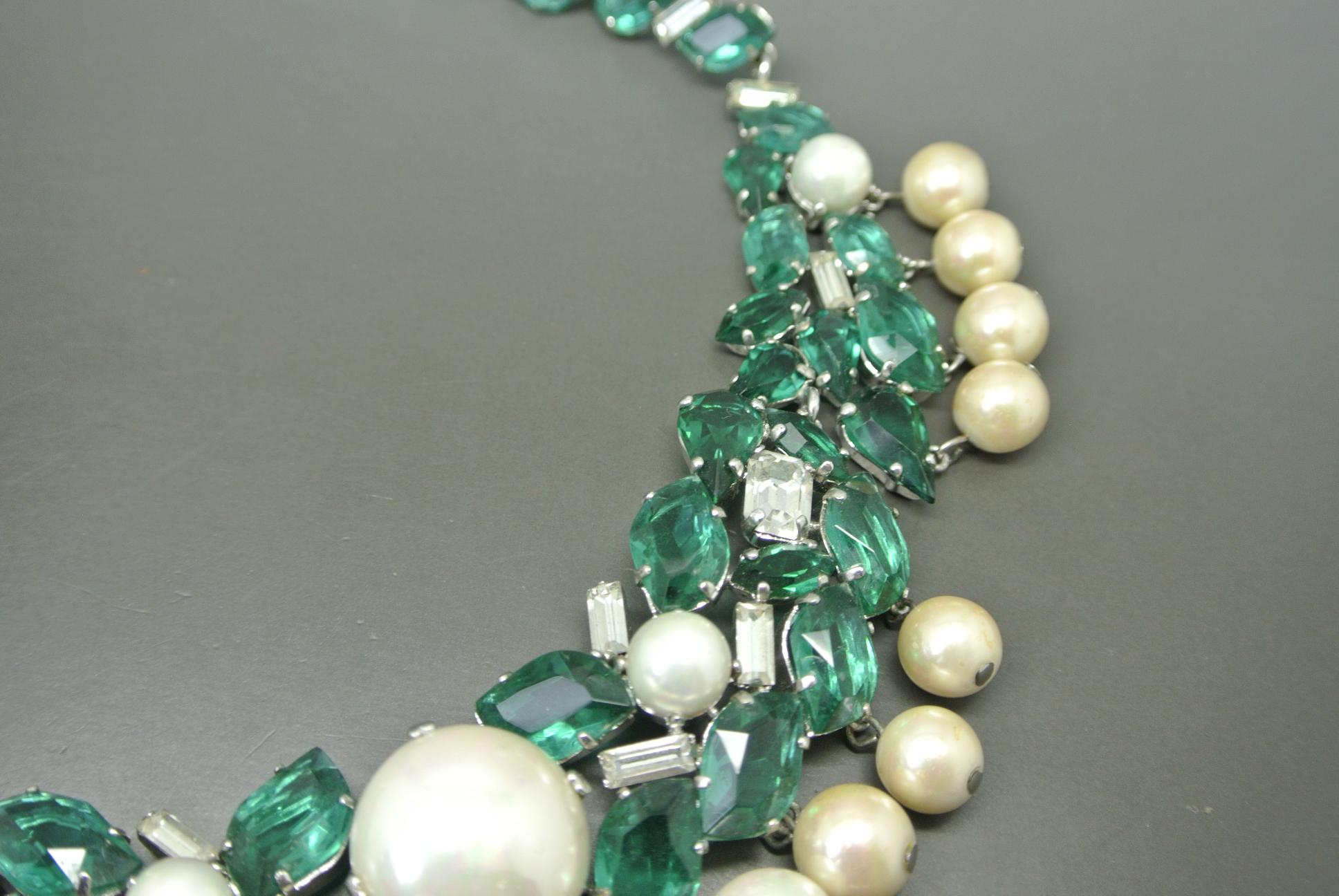 Christian Dior 1960 green irregular crystal faux pearl drop  Necklace im Zustand „Gut“ in London, GB