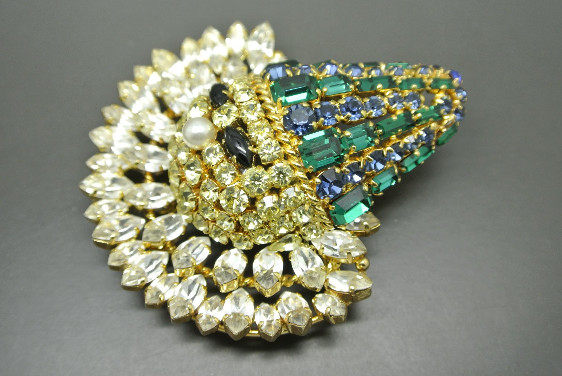 Christian Dior 1966 Green Crystal Large Circus Clown Brooch In Good Condition For Sale In London, GB