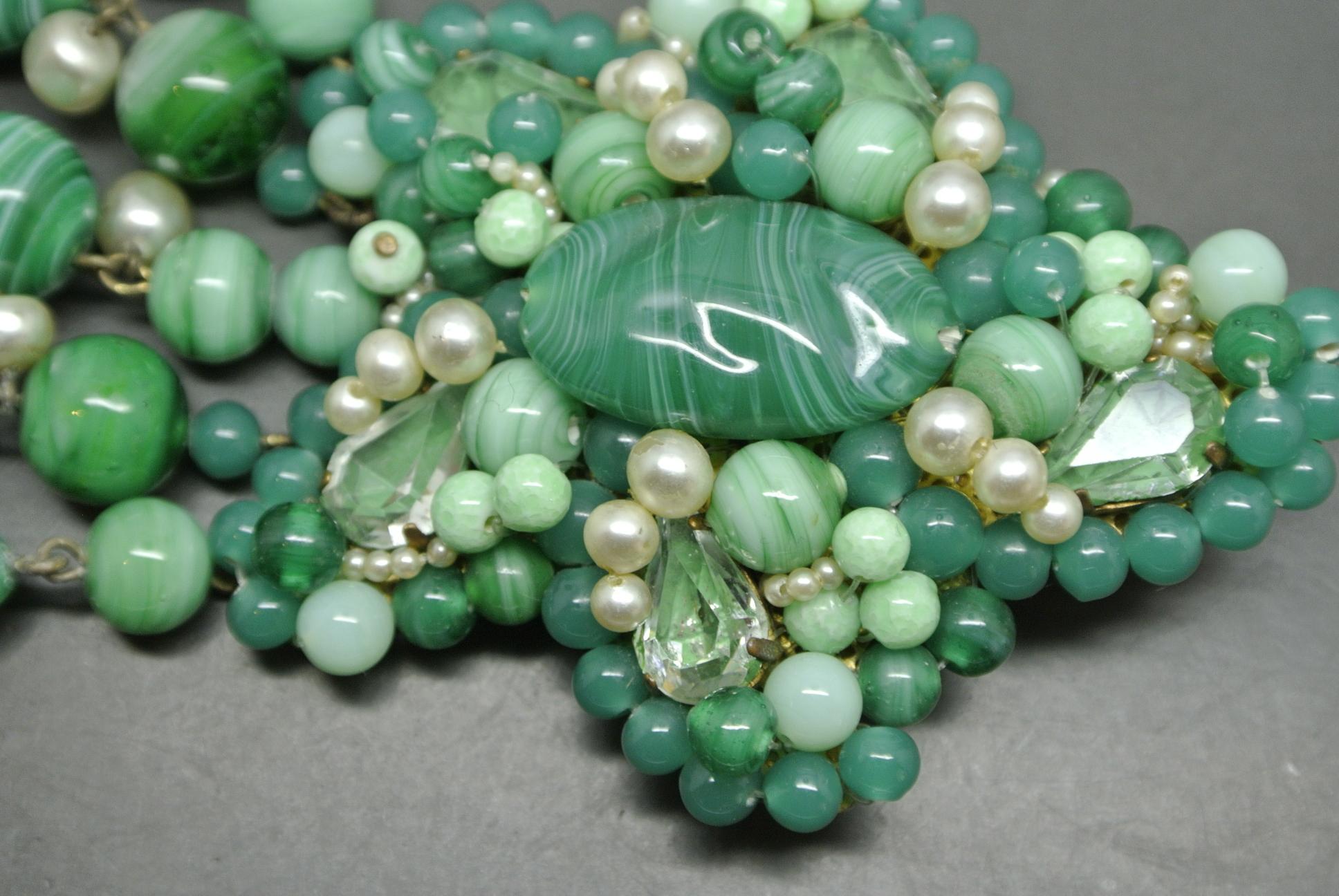 French 1950s tassel Drop Green Poured Glass Brooch In Good Condition For Sale In London, GB