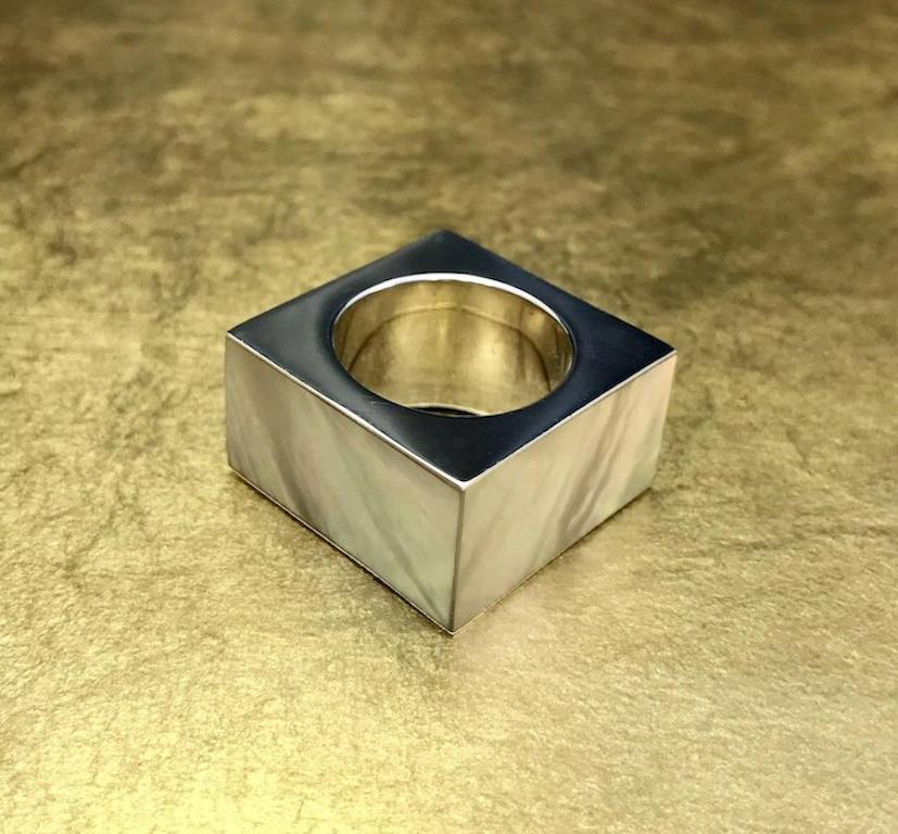 Vintage 1960 Modernist Minimalist Geometric Sterling Silver Mother of Pearl Ring In Good Condition For Sale In Champions State Gate, FL