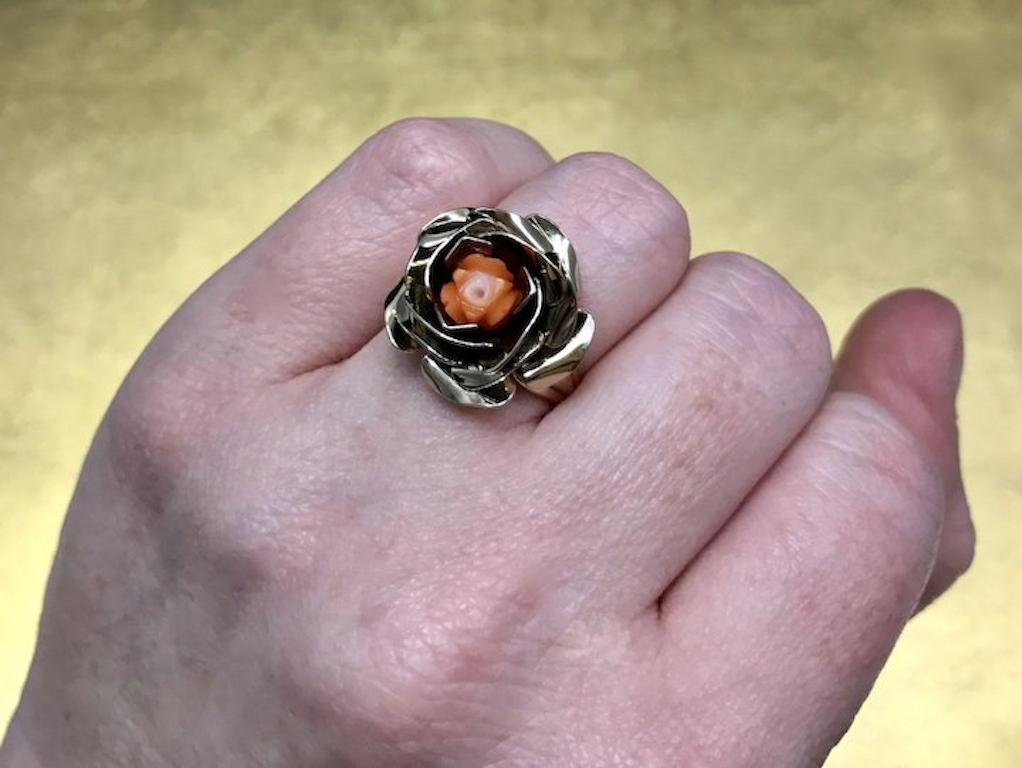 Vintage 1940s Mid Century Carved Coral Gilder Sterling Silver Floral Rose Ring In Good Condition For Sale In Champions State Gate, FL