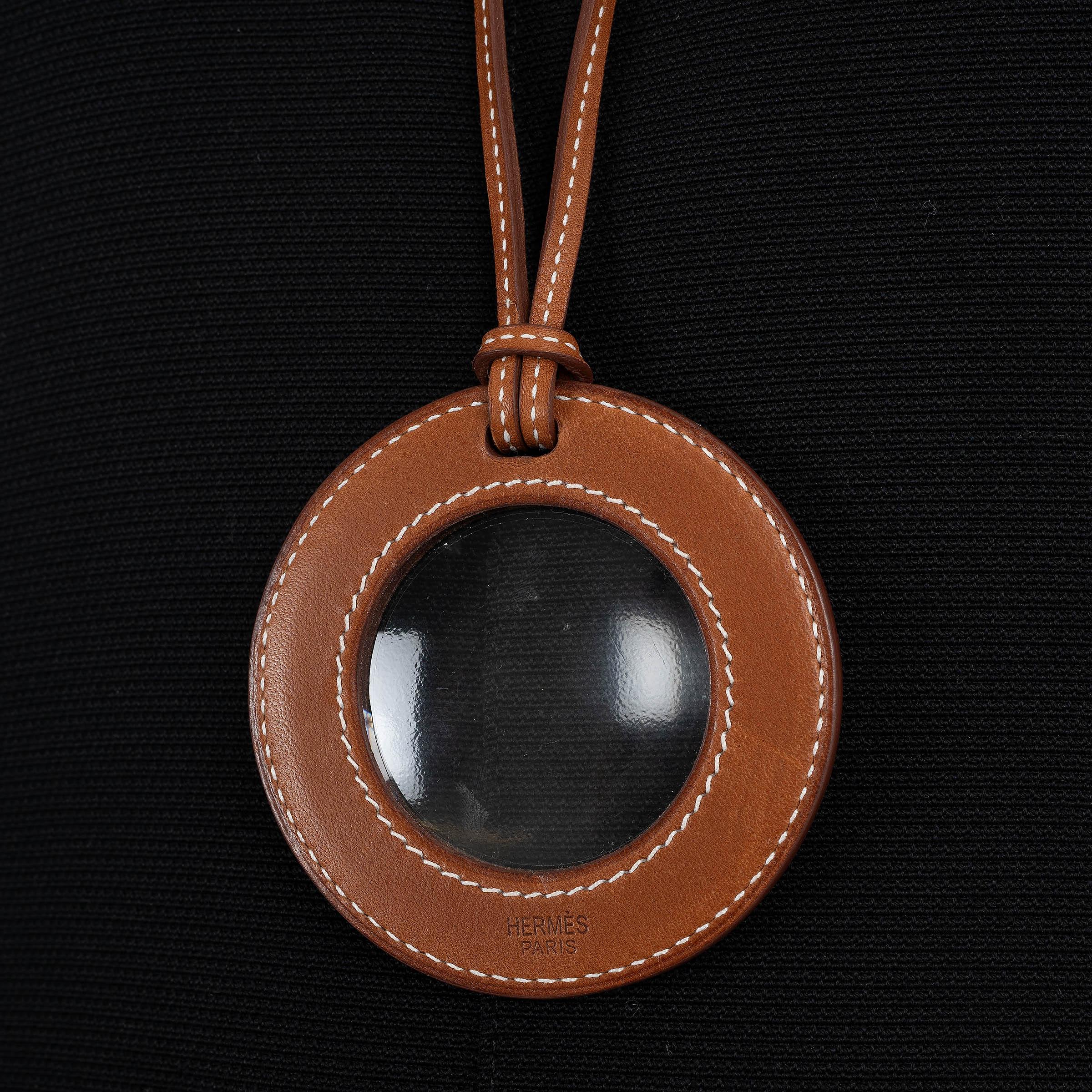 HERMES Collana in pelle Barenia marrone Fauve IN THE POCKET LOUPE in vendita 1