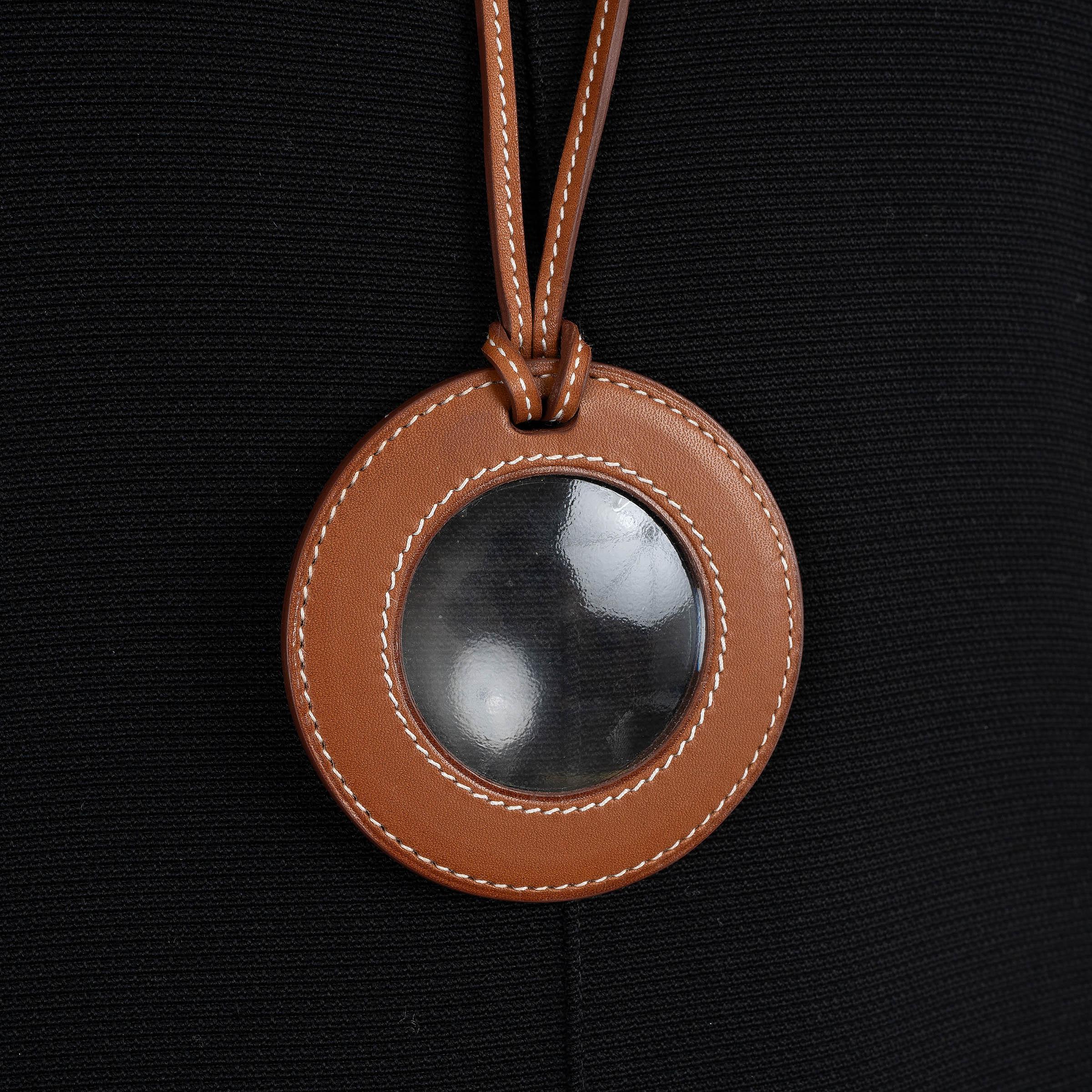 HERMES Collana in pelle Barenia marrone Fauve IN THE POCKET LOUPE in vendita 2