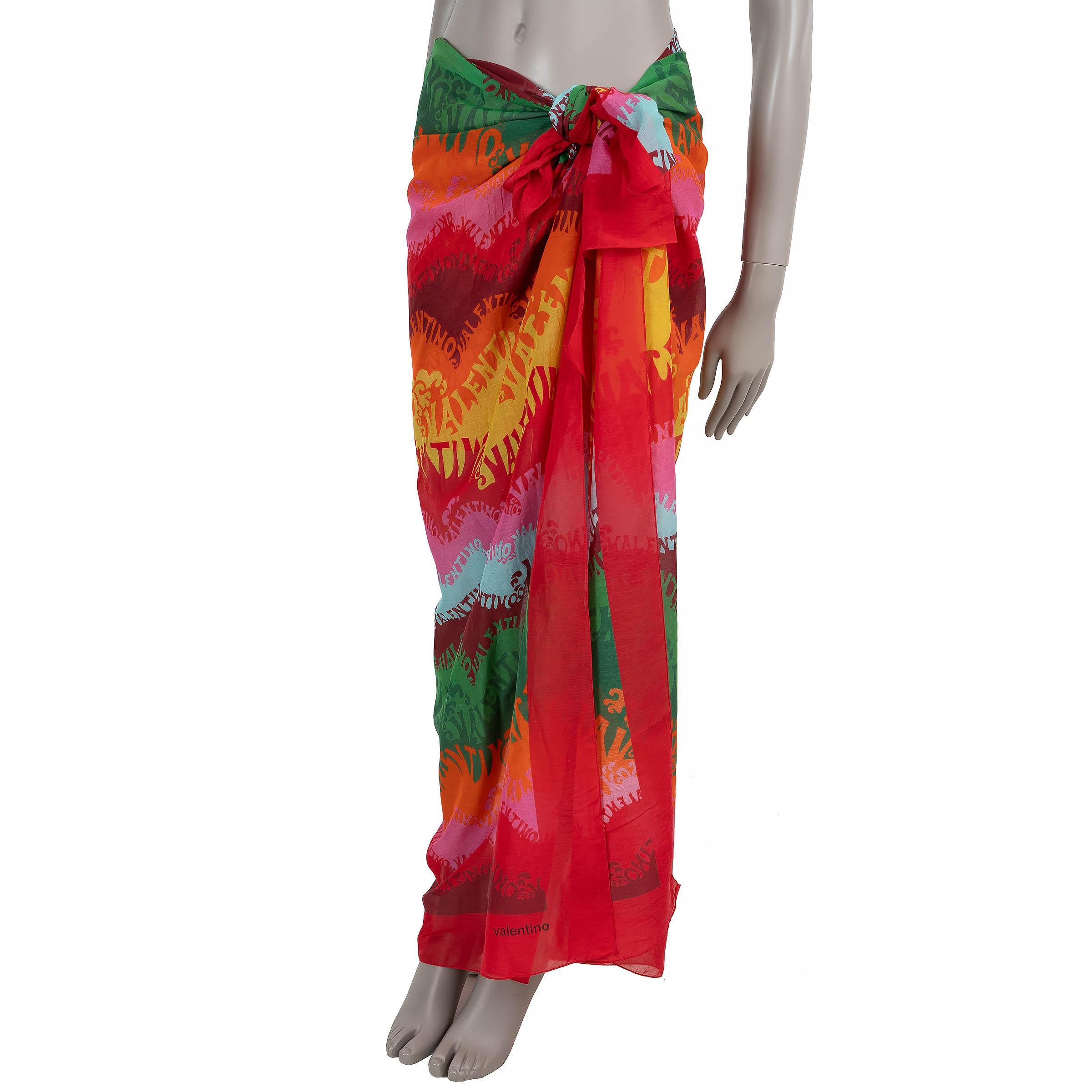 Questo pareo di Valentino, autentico al 100%, è realizzato in voile di seta (28%) e cotone (72%) stampato con il logo Waves nei colori dell'arcobaleno. Leggero e semitrasparente, è stato progettato come copricostume versatile da indossare in vita.