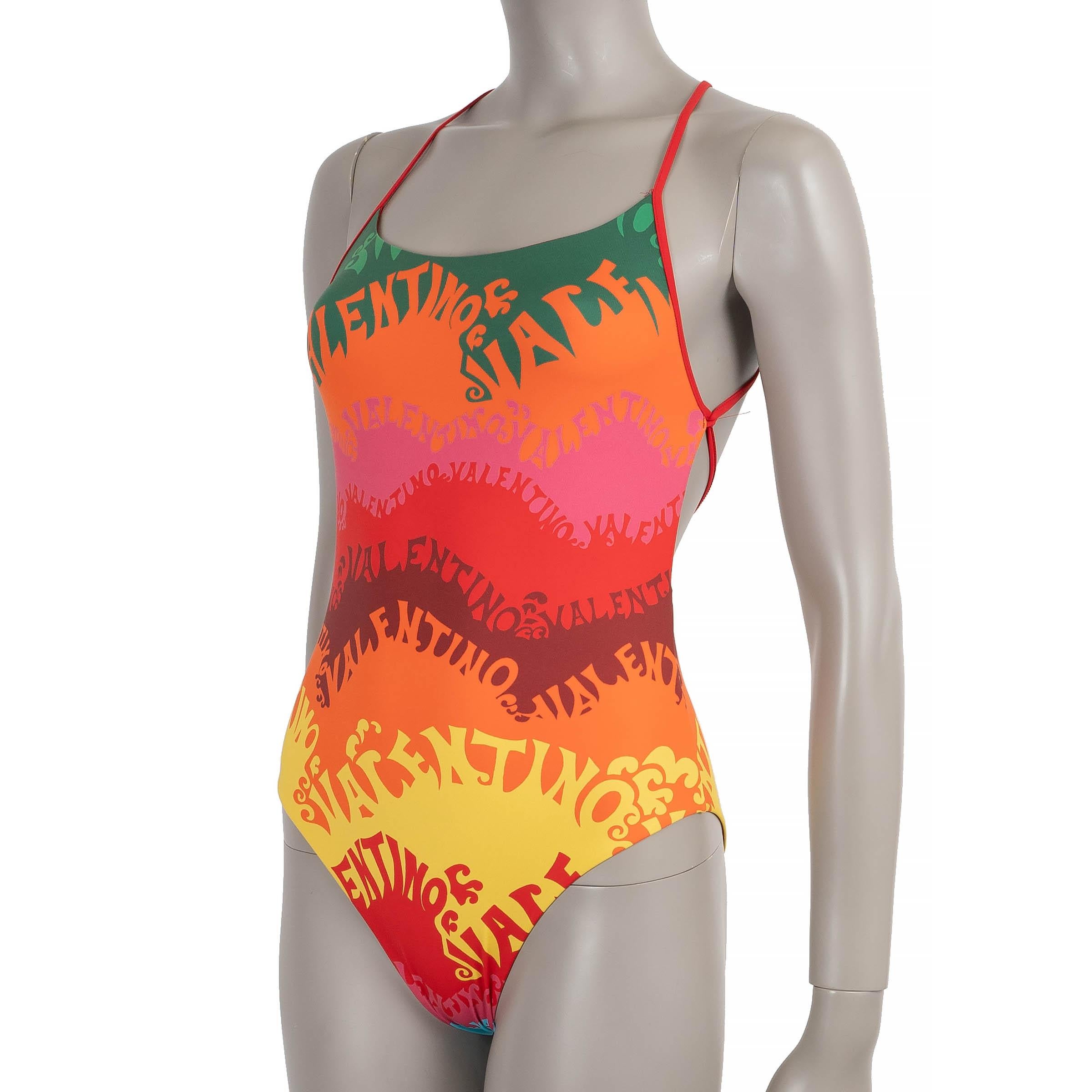 Dieser 100% authentische Valentino-Badeanzug ist aus Lycra (83% Polyamid, 17% Elastan) mit mehrfarbigem Waves-Logo-Druck gefertigt. Es hat eine schlanke, hautnahe Passform, einen Rundhalsausschnitt und dünne rote Schulterträger, die sich überkreuzen