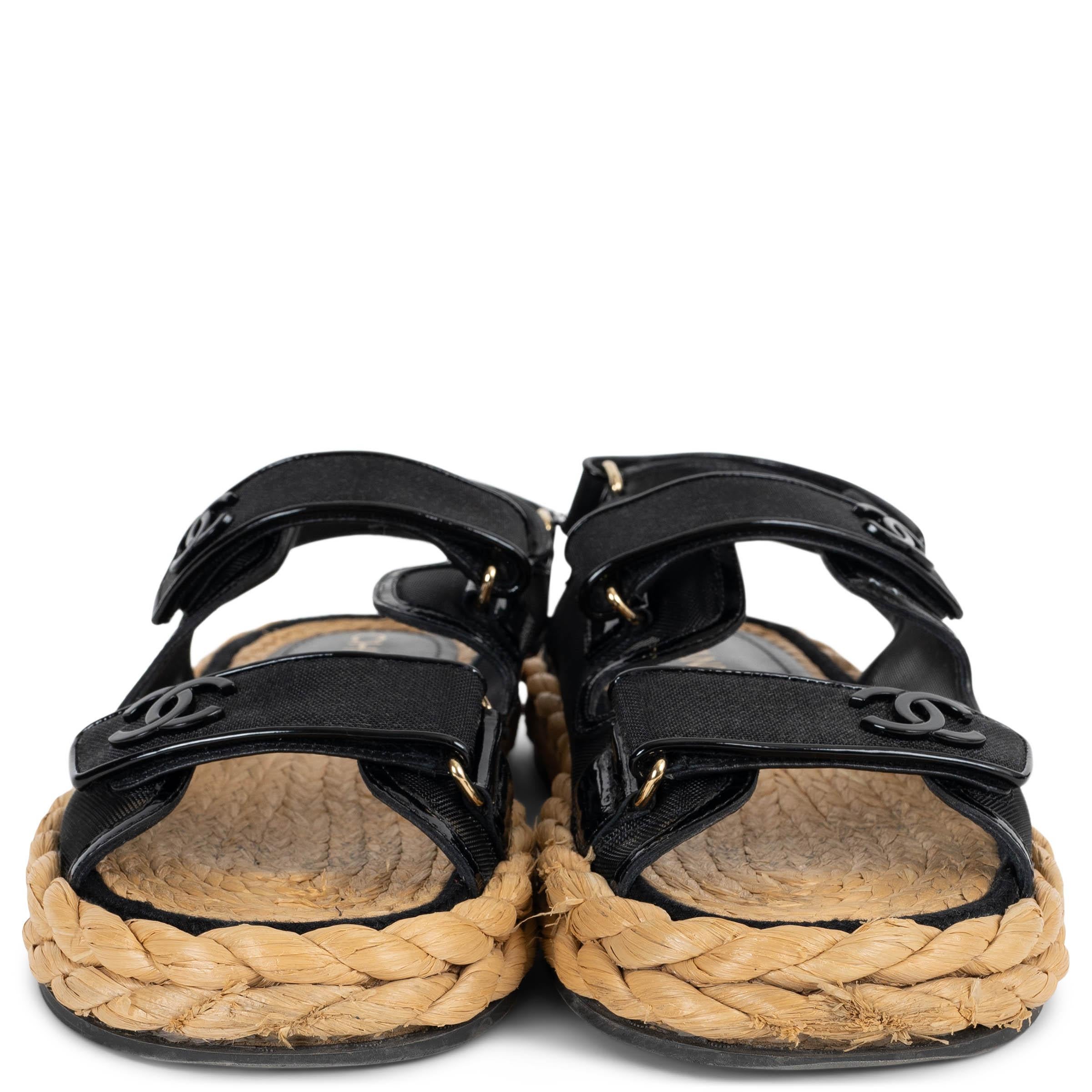 Diese 100% authentischen Chanel Dad Sandalen sind aus schwarzem Mesh gefertigt und mit glänzendem schwarzem Lackleder besetzt. Sie verfügen über zwei Klettverschlussriemen mit schwarzem CC-Metalllogo, runde Zehen und eine Sohle aus natürlichem Bast